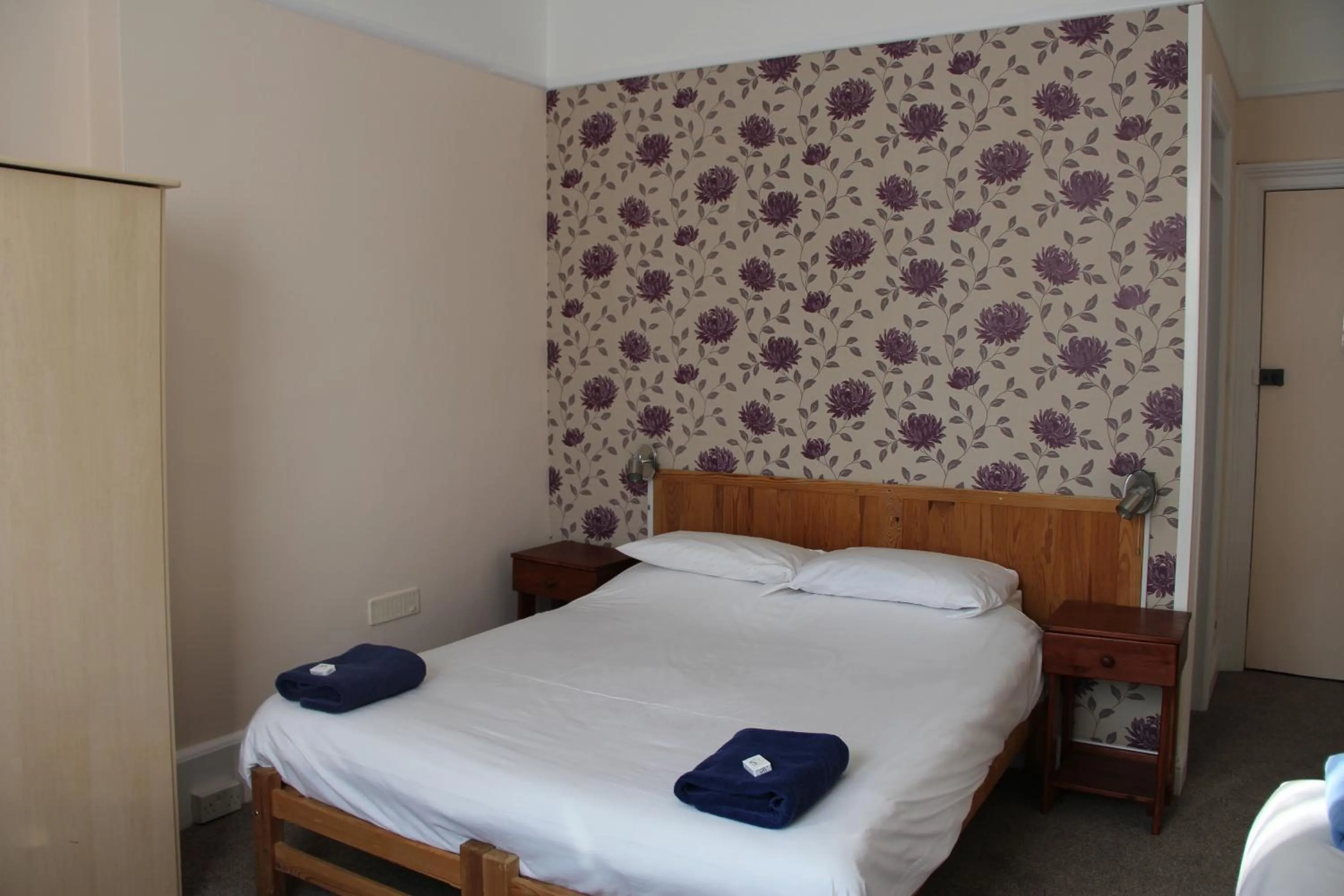 Bedroom, Bed in Dolphins Hotel