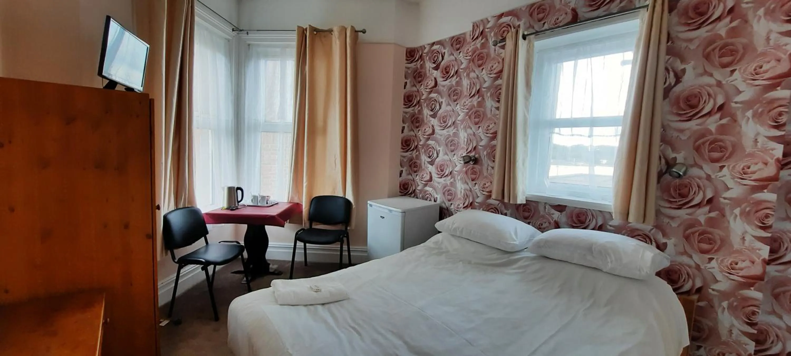 Bedroom, Bed in Dolphins Hotel