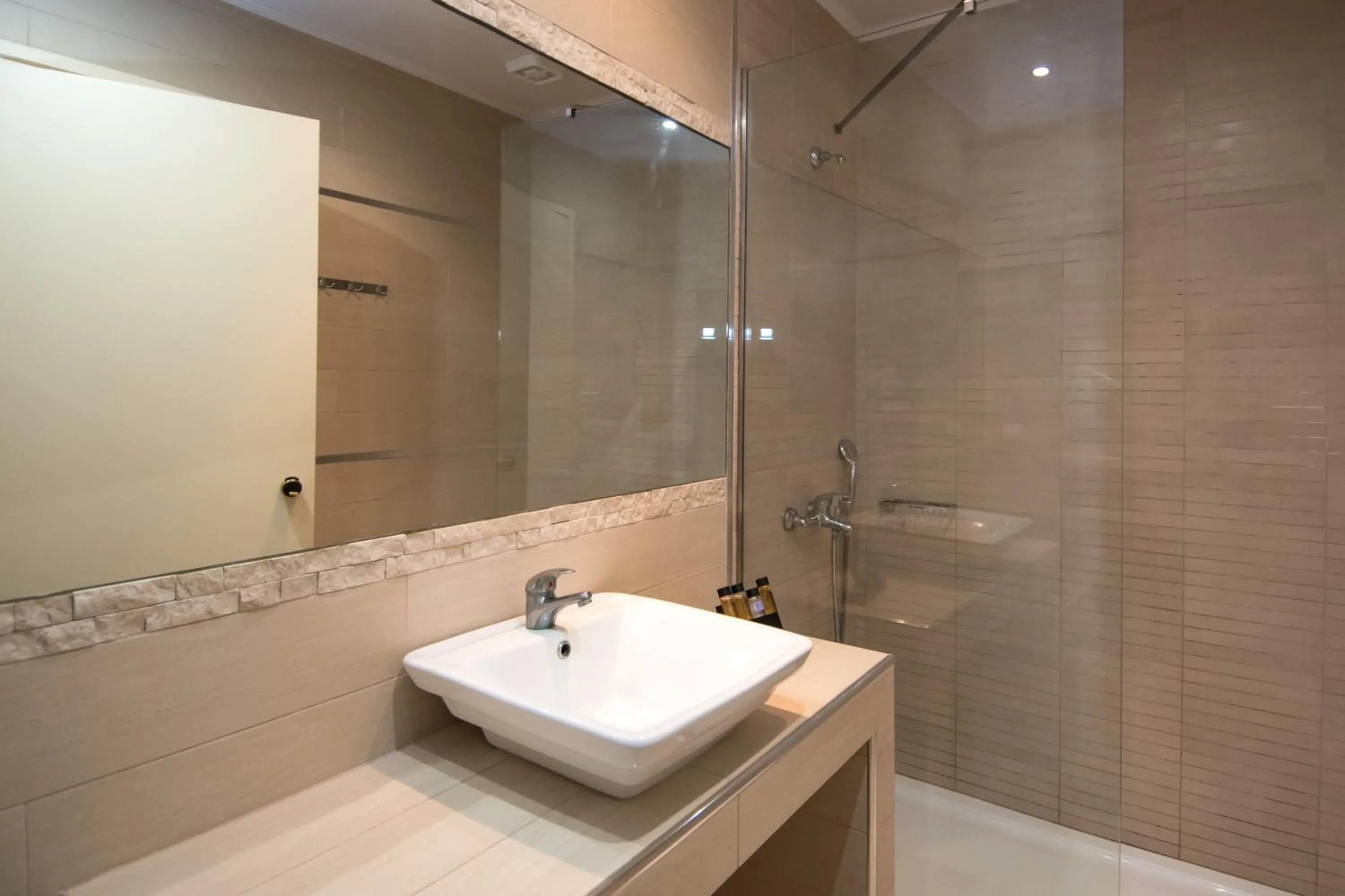 Shower in Sunny Garden Hotel