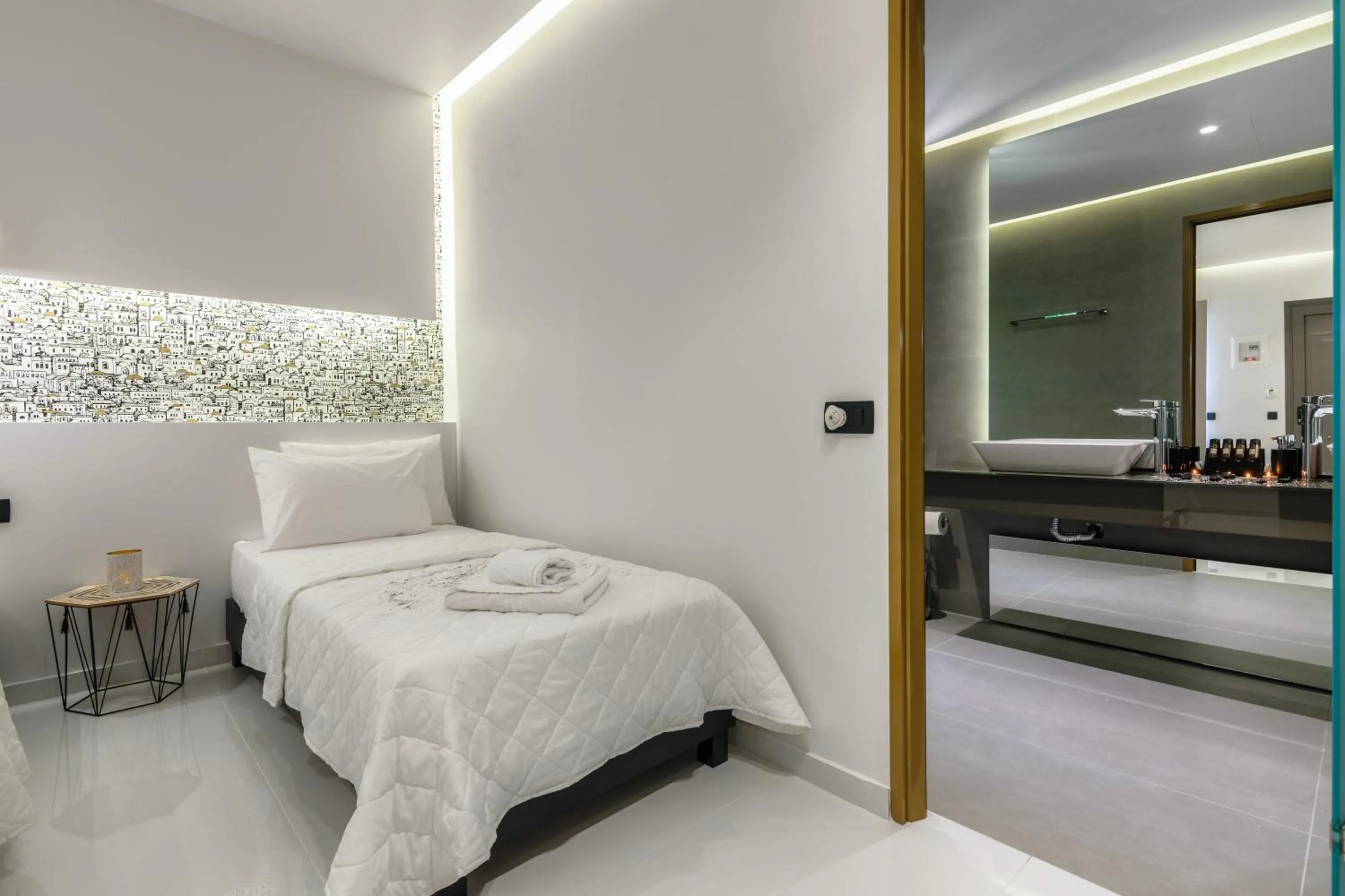 Bathroom, Bed in Sunny Garden Hotel