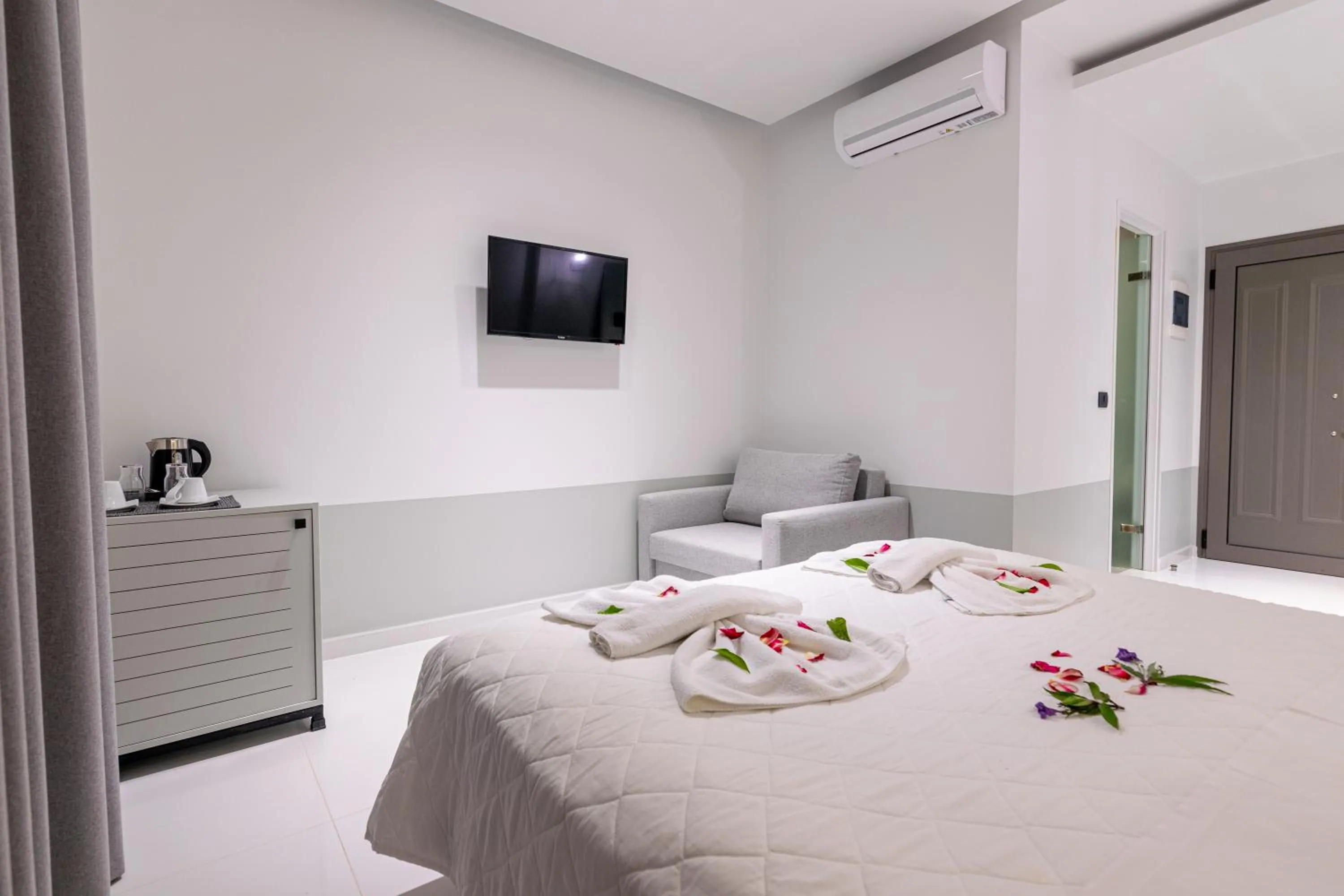 Bedroom, Bed in Sunny Garden Hotel