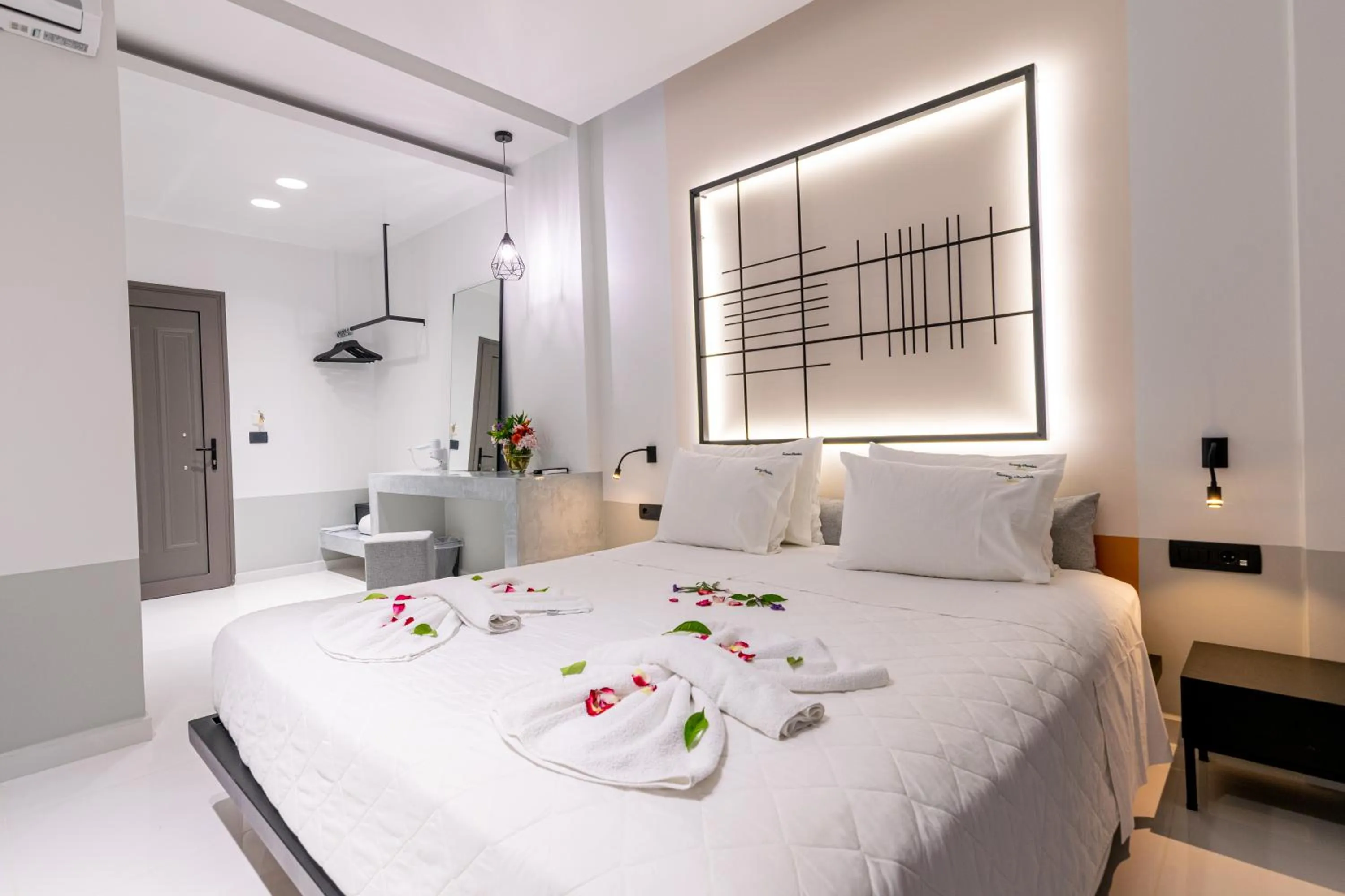 Bedroom, Bed in Sunny Garden Hotel