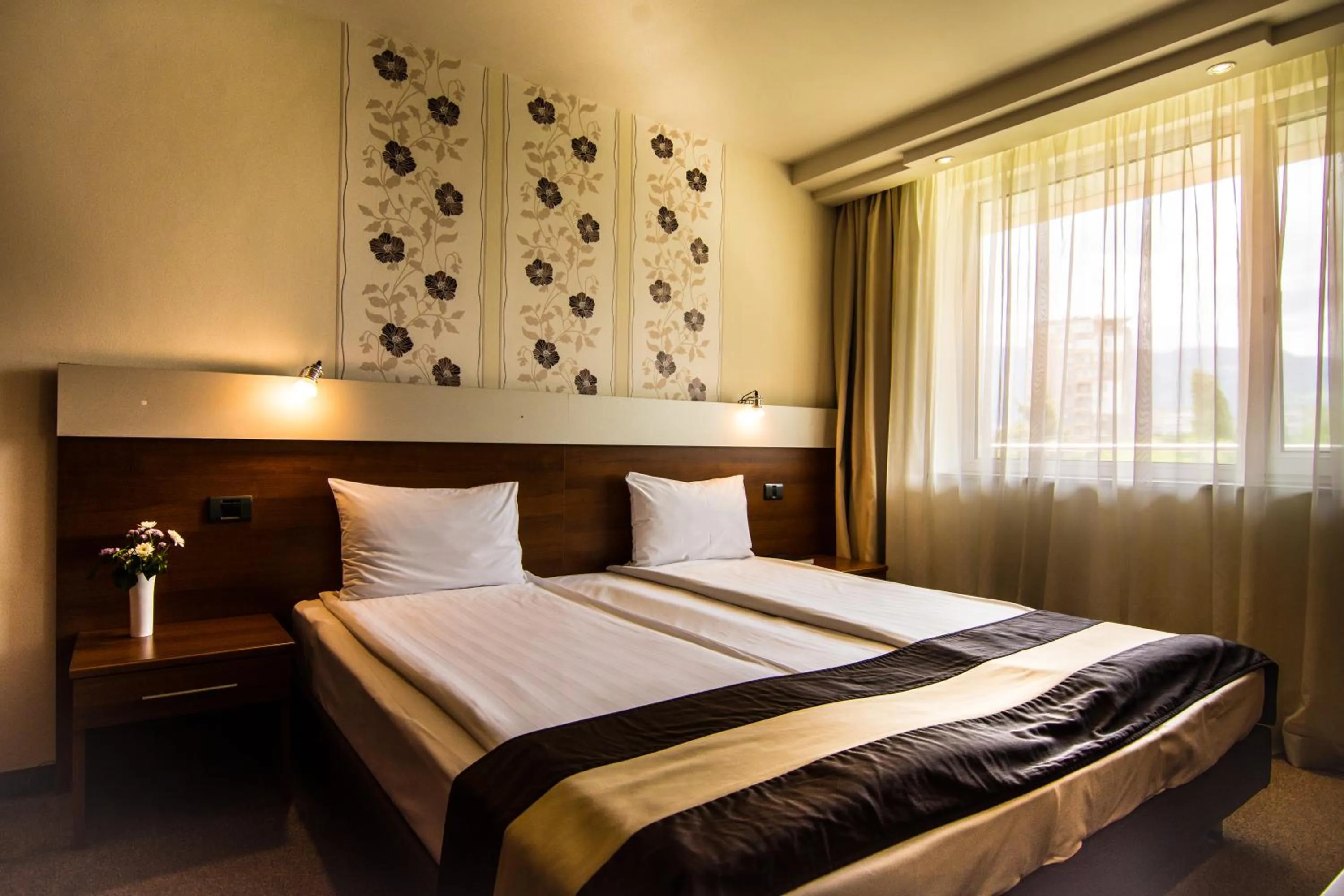 Bedroom, Bed in Hotel Forum - Free Parking for cars