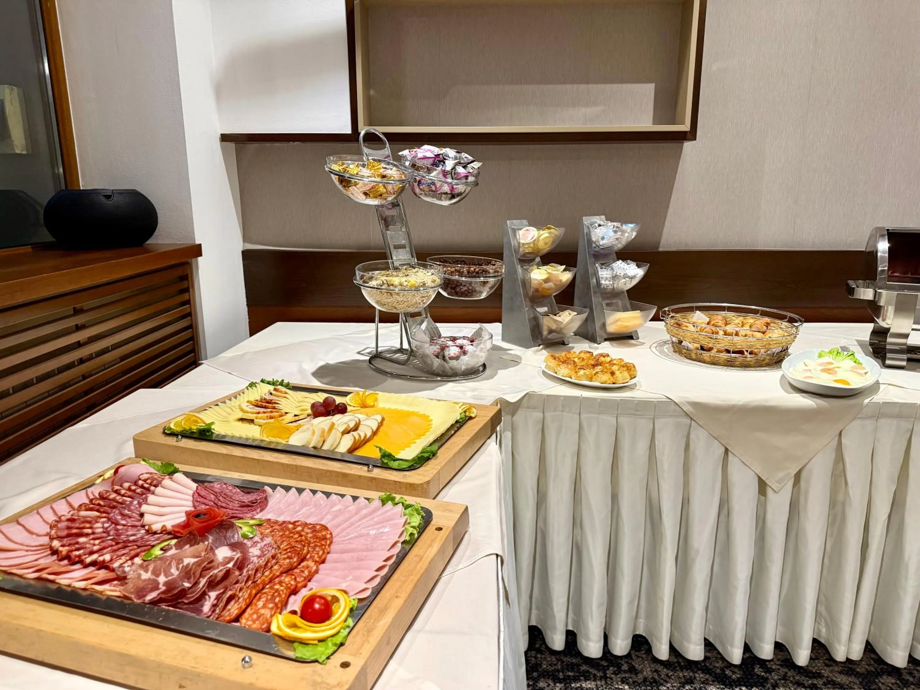 Restaurant/places to eat in Hotel Forum - Free Parking for cars