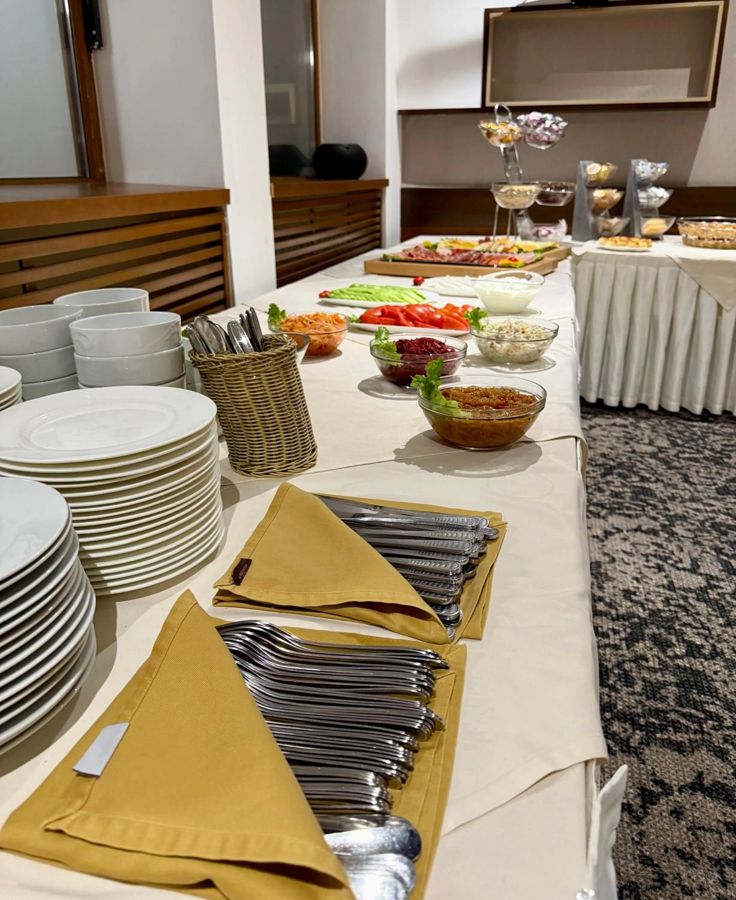 Restaurant/places to eat in Hotel Forum - Free Parking for cars