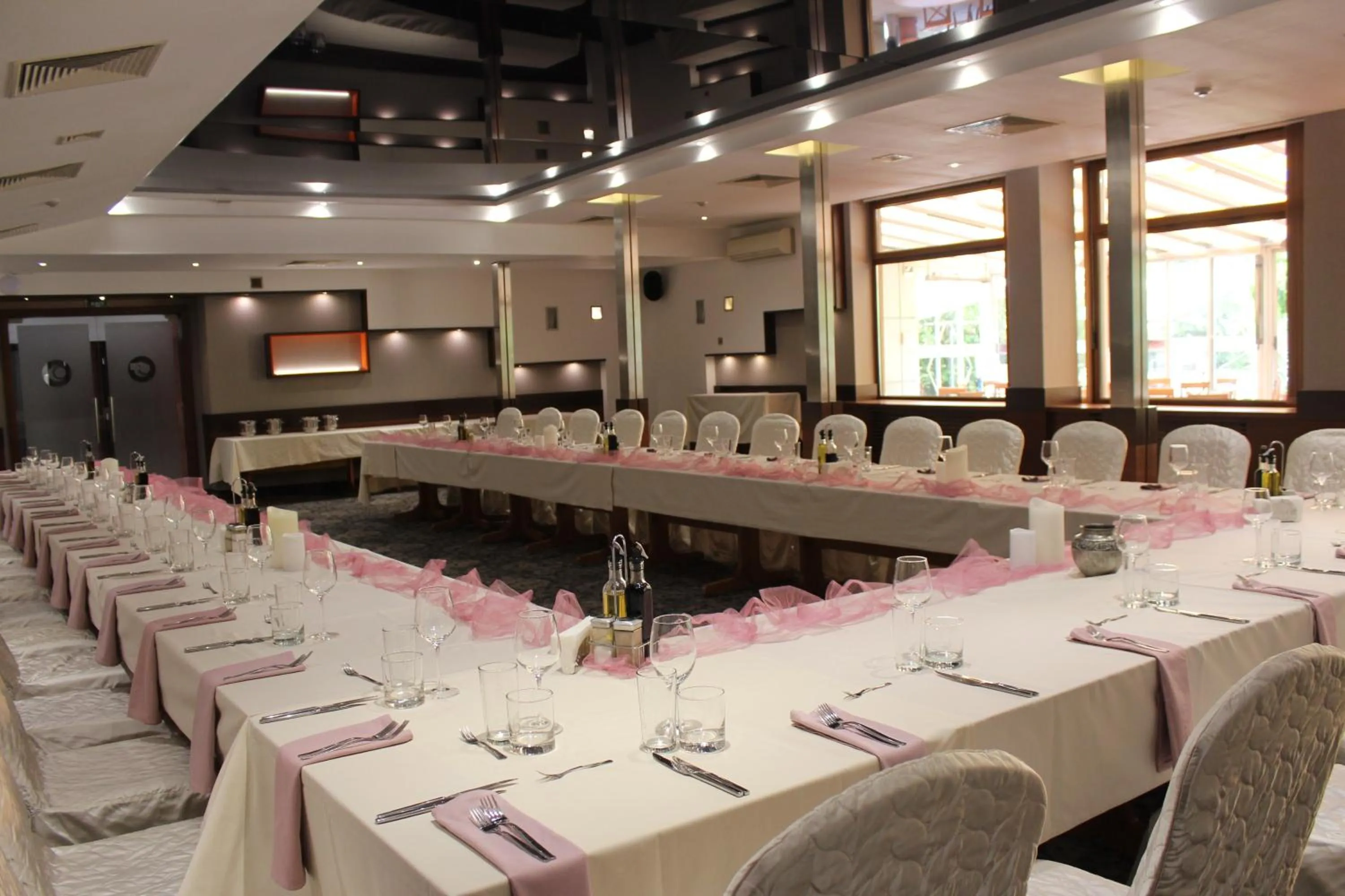 Restaurant/places to eat in Hotel Forum - Free Parking for cars