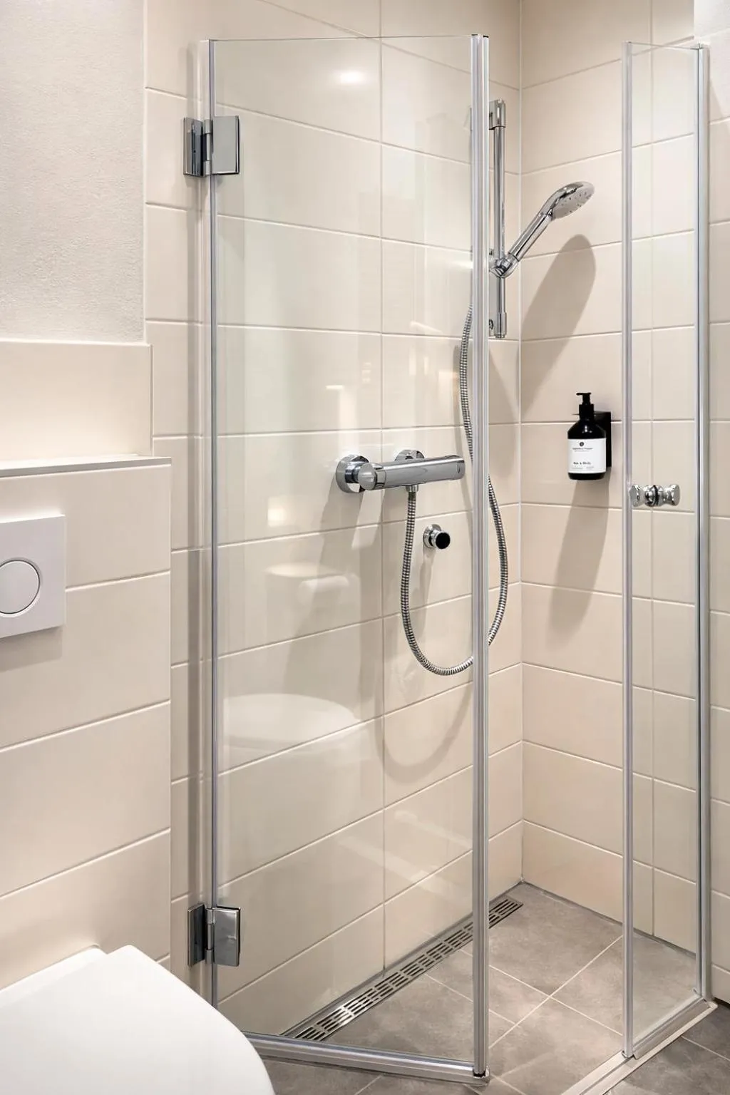 Shower in S'Matt Bob