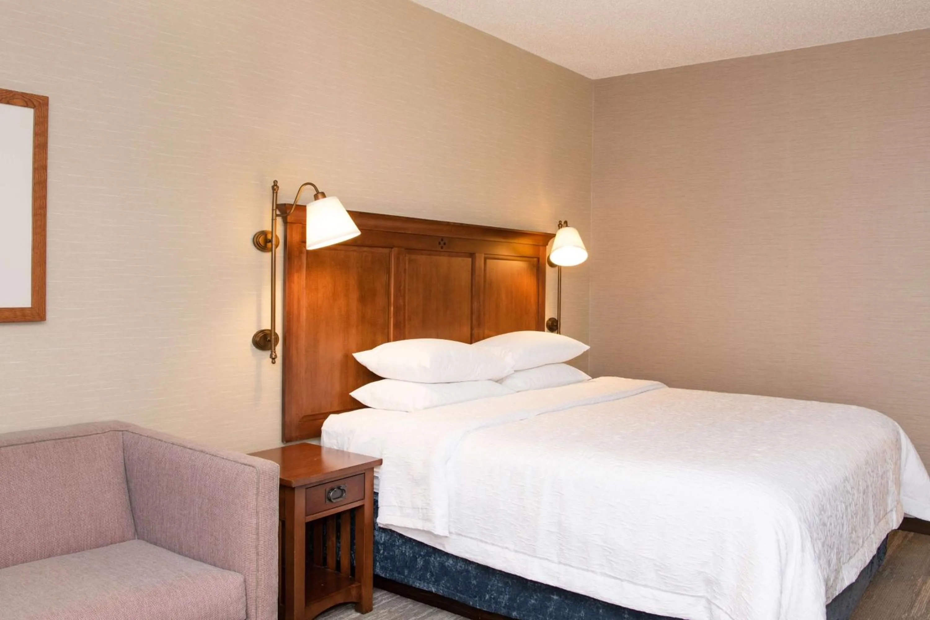Bed in Hampton Inn & Suites Rochester/Victor