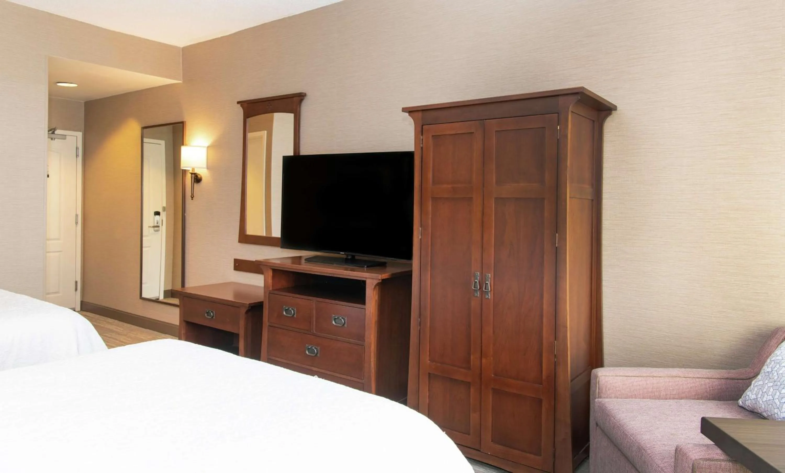 Living room, Bed in Hampton Inn & Suites Rochester/Victor