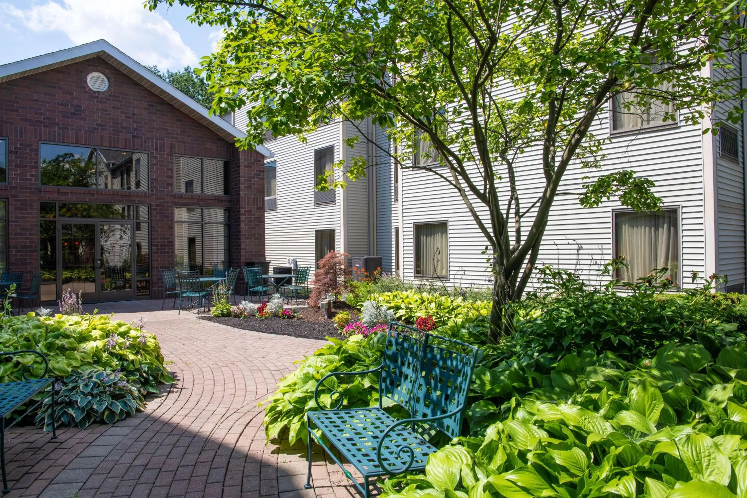 Inner courtyard view in Hampton Inn & Suites Rochester/Victor