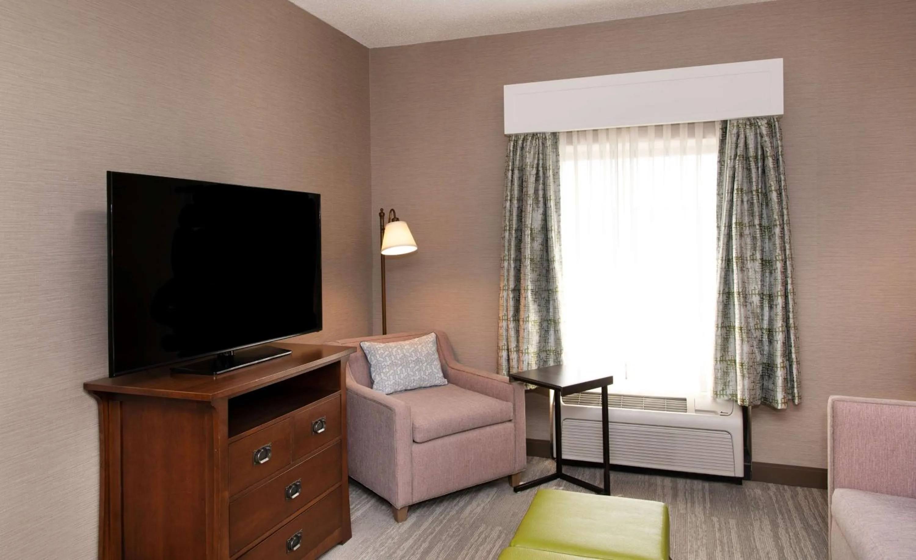 Bed in Hampton Inn & Suites Rochester/Victor