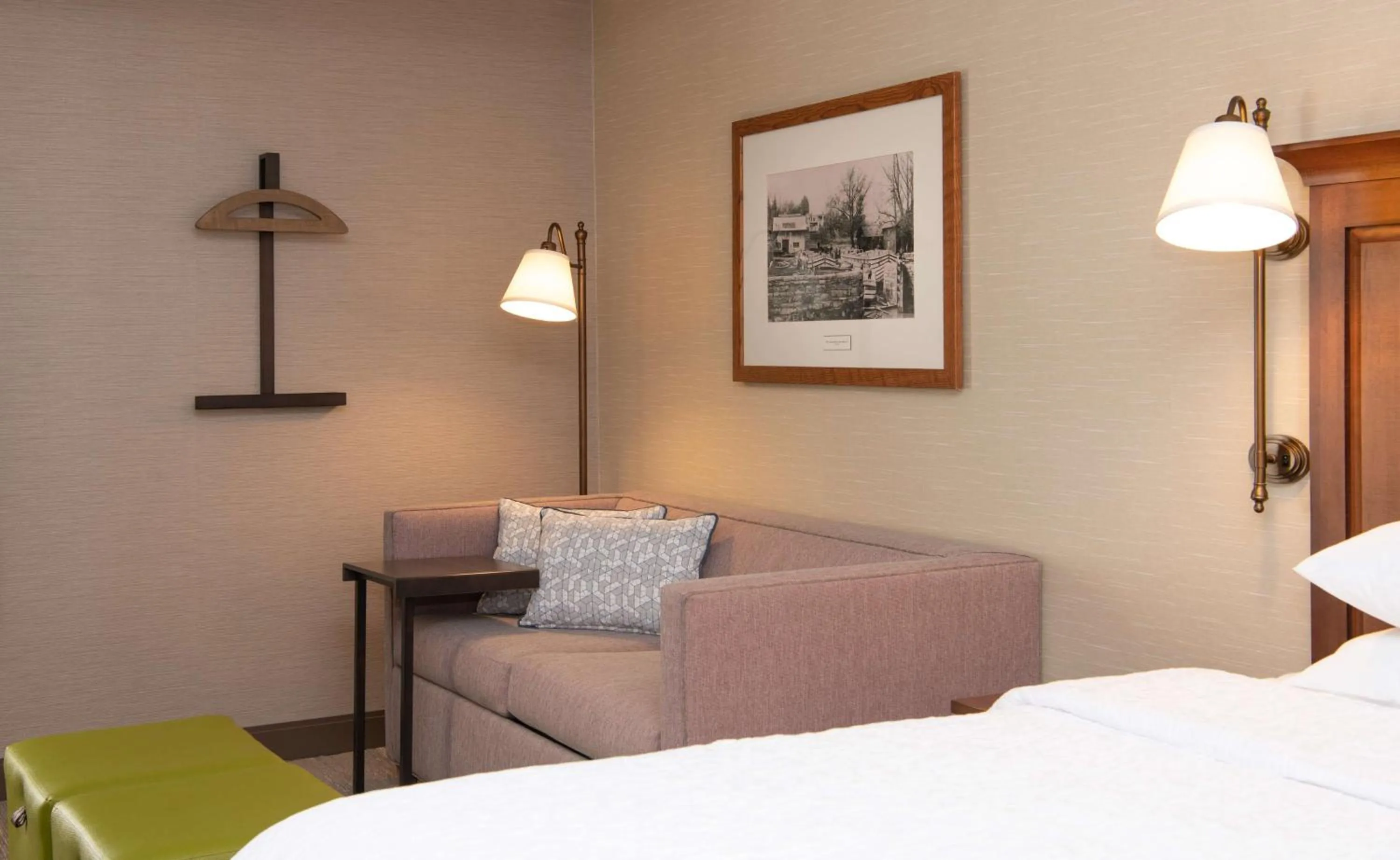 Bed in Hampton Inn & Suites Rochester/Victor