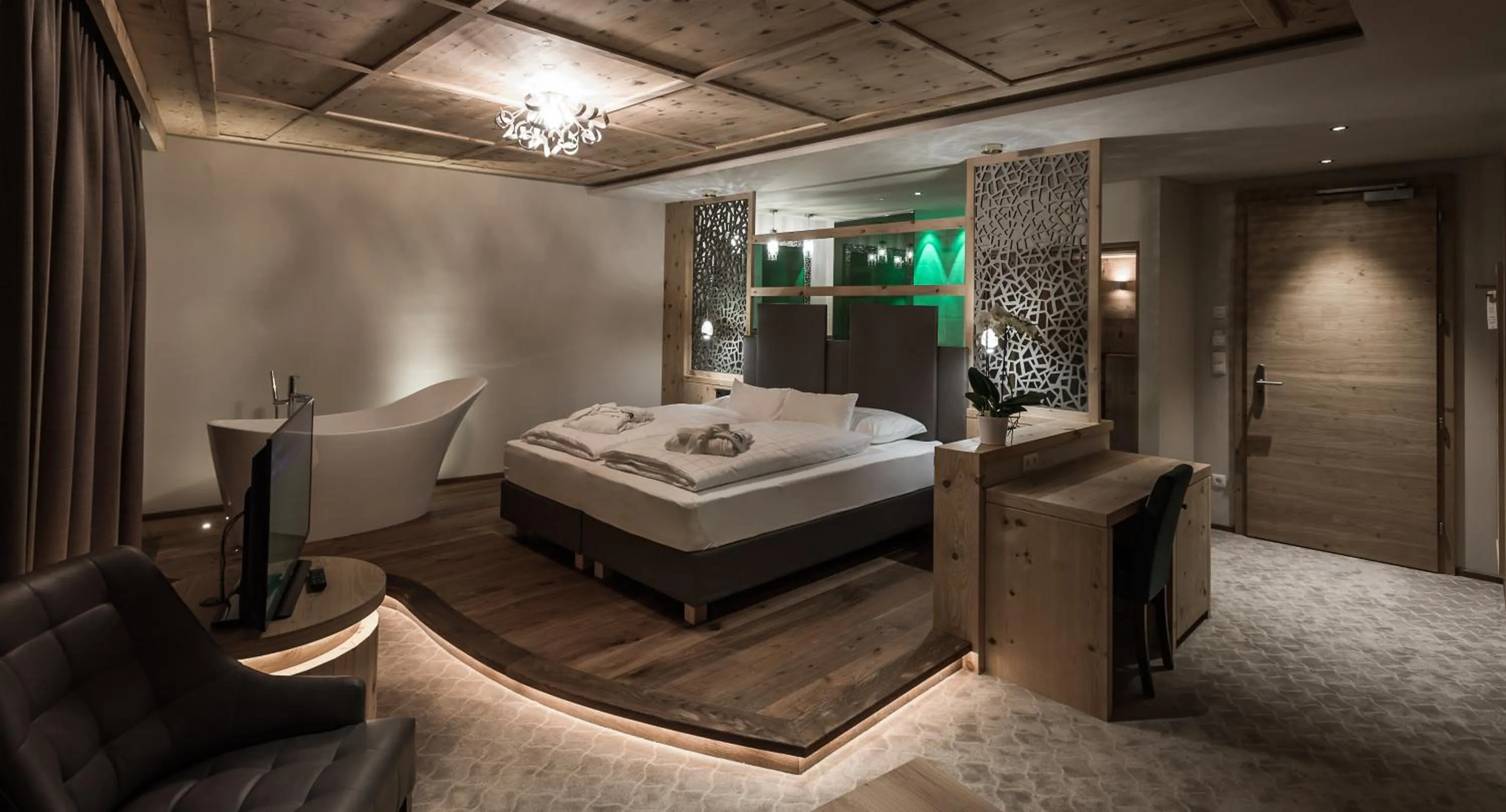 Photo of the whole room, Bed in Hotel Weiher Green Lake