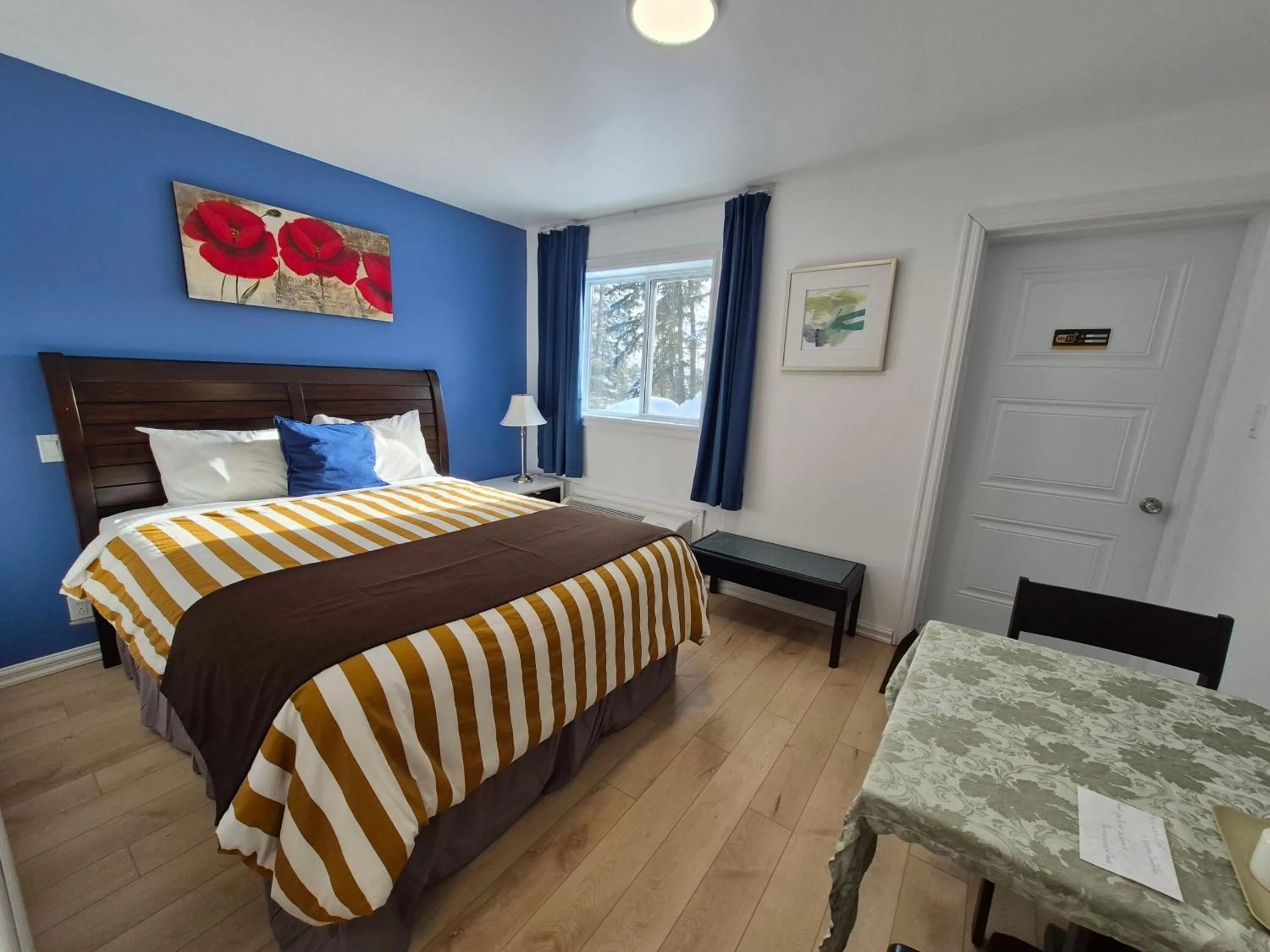 Bed in Motel Le Radisson de Val-David