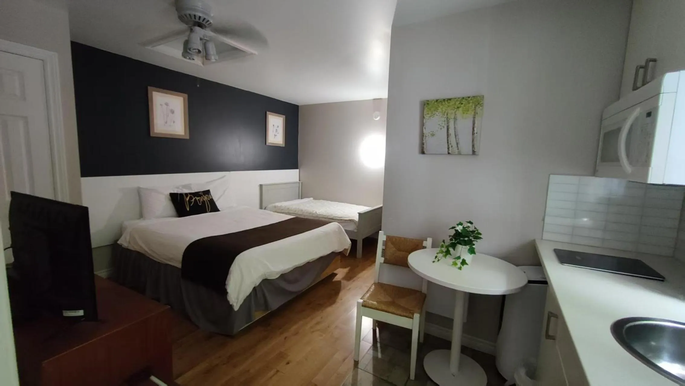 Bed in Motel Le Radisson de Val-David