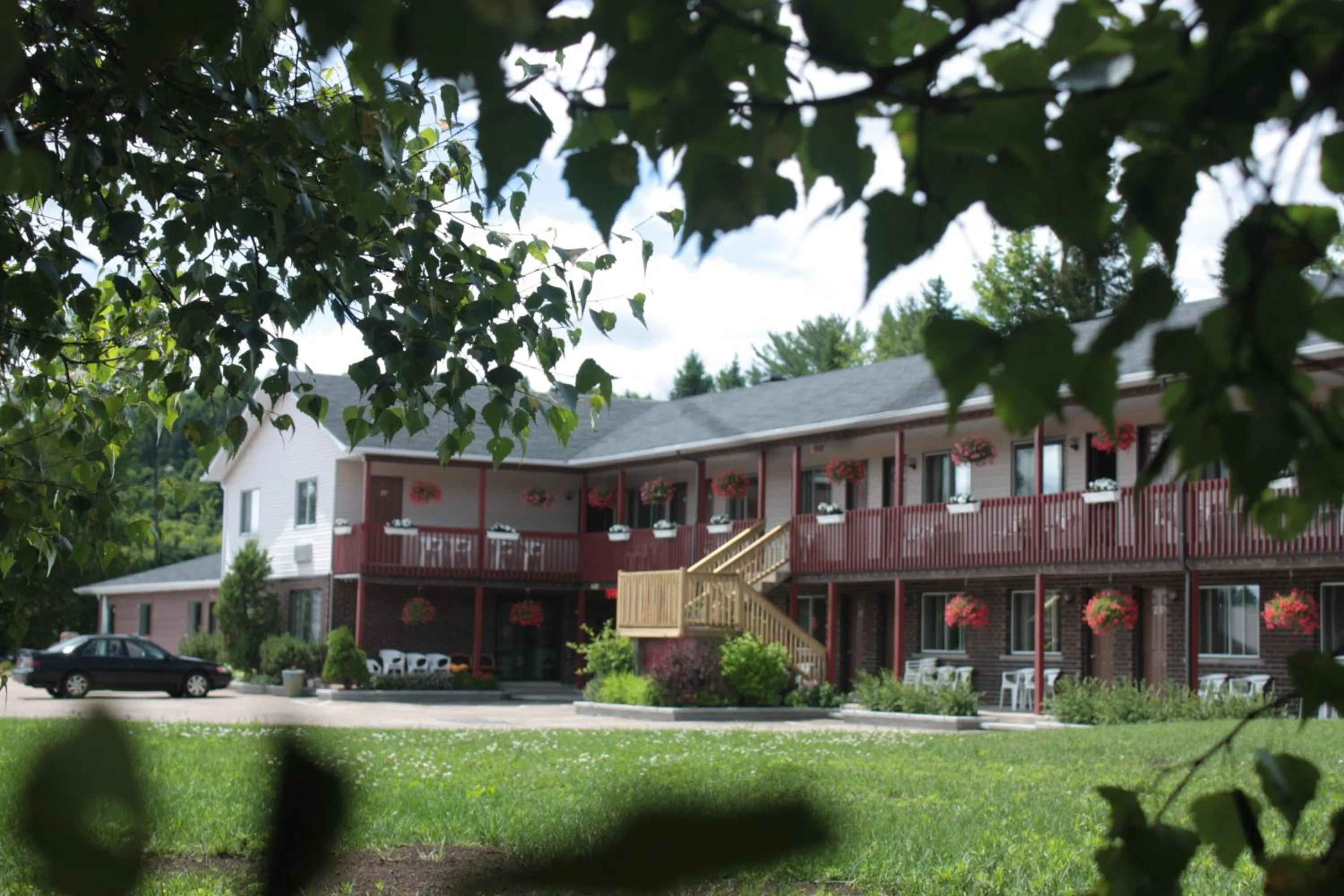 Facade/entrance in Motel Le Radisson de Val-David