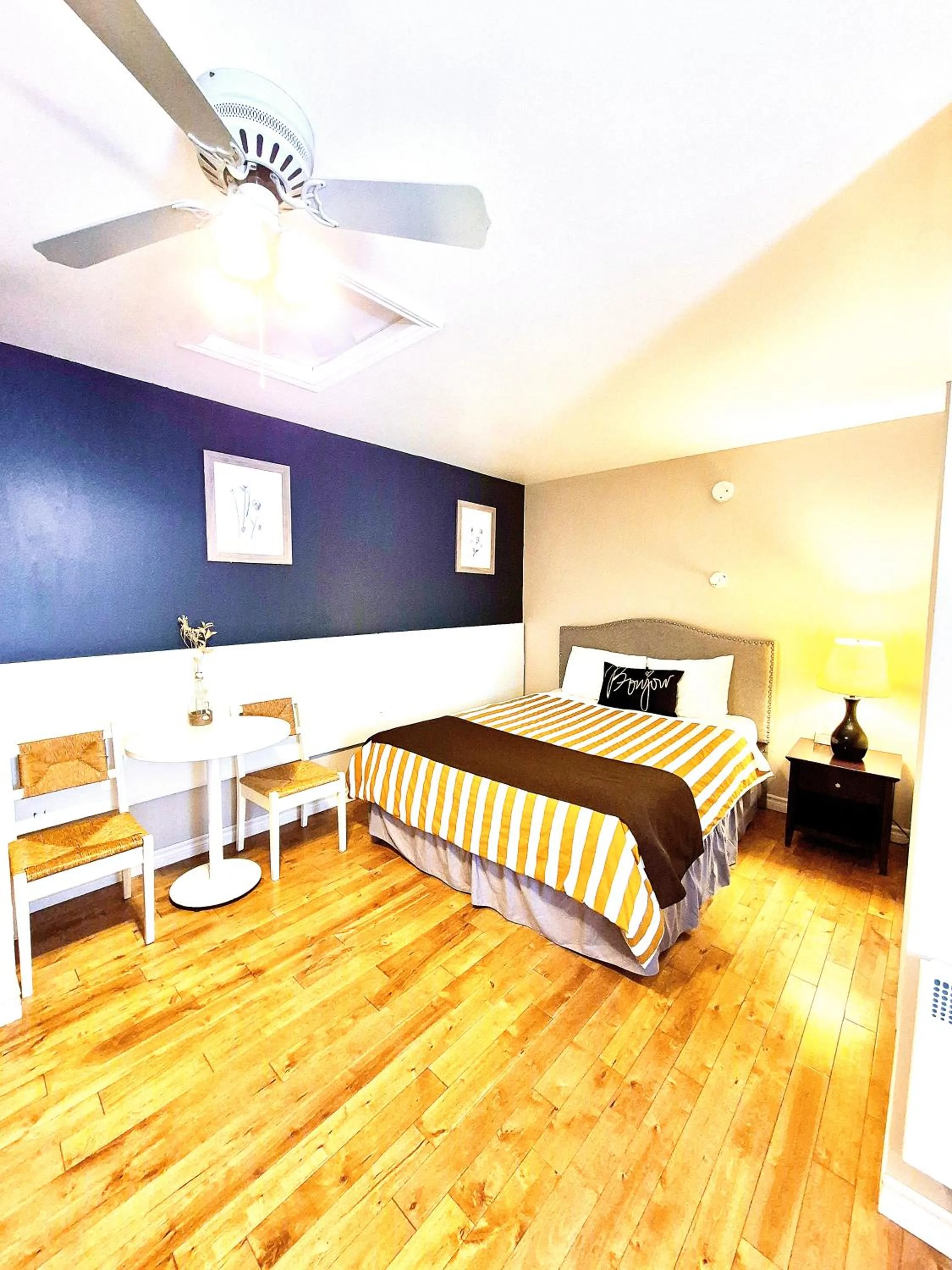 Bed in Motel Le Radisson de Val-David