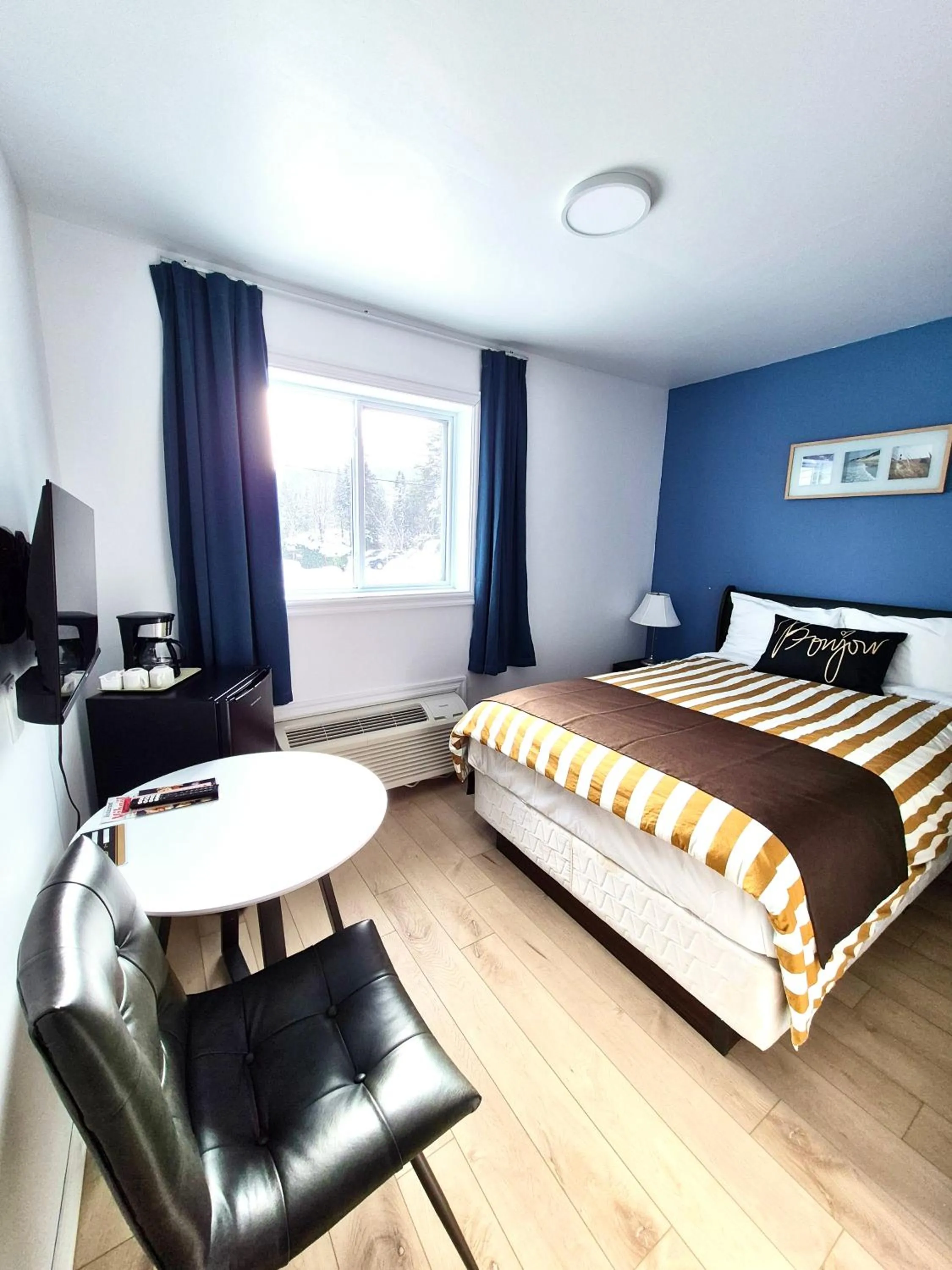 Bed in Motel Le Radisson de Val-David