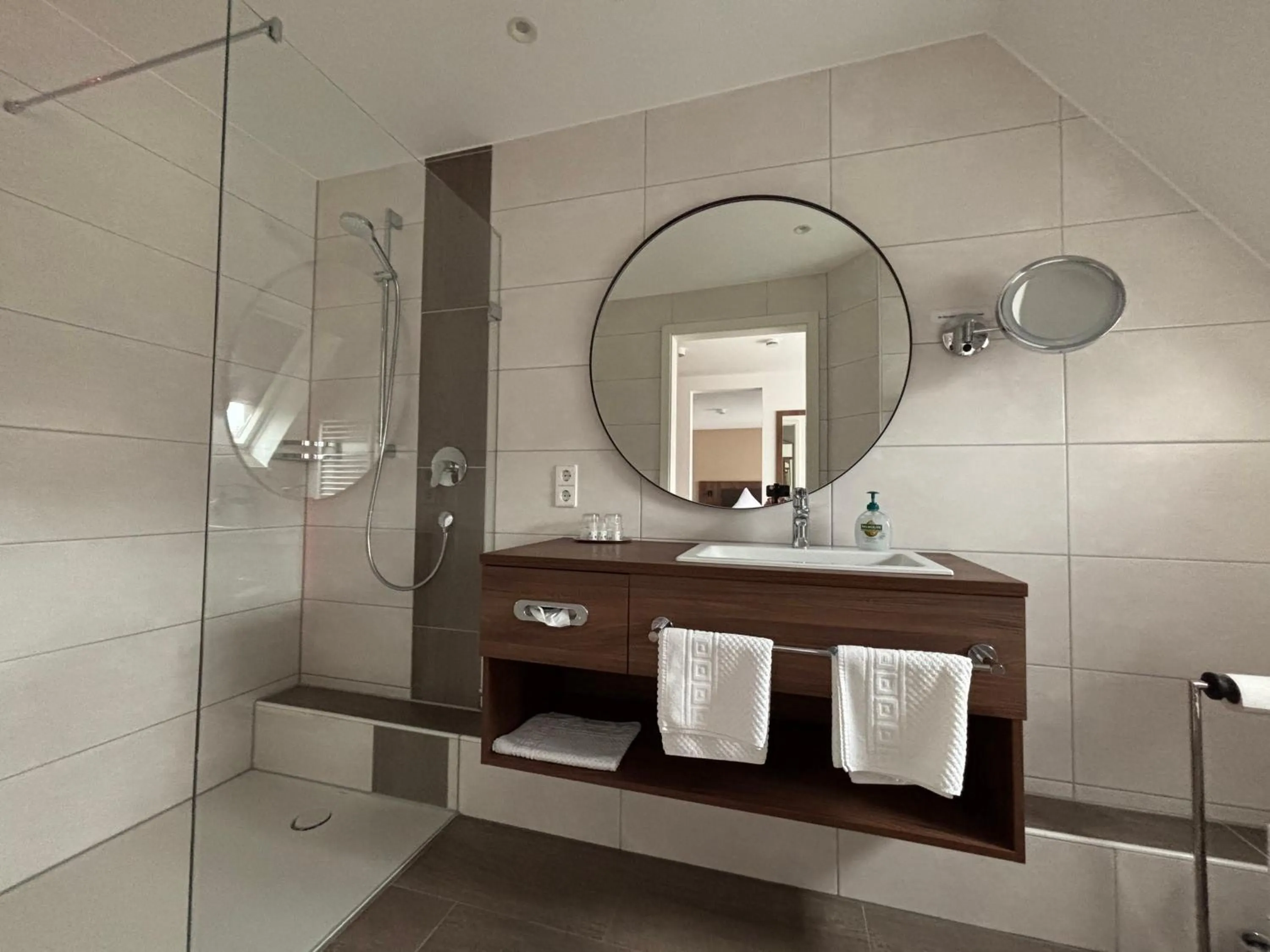 Shower in Hotel Krone Neuenburg