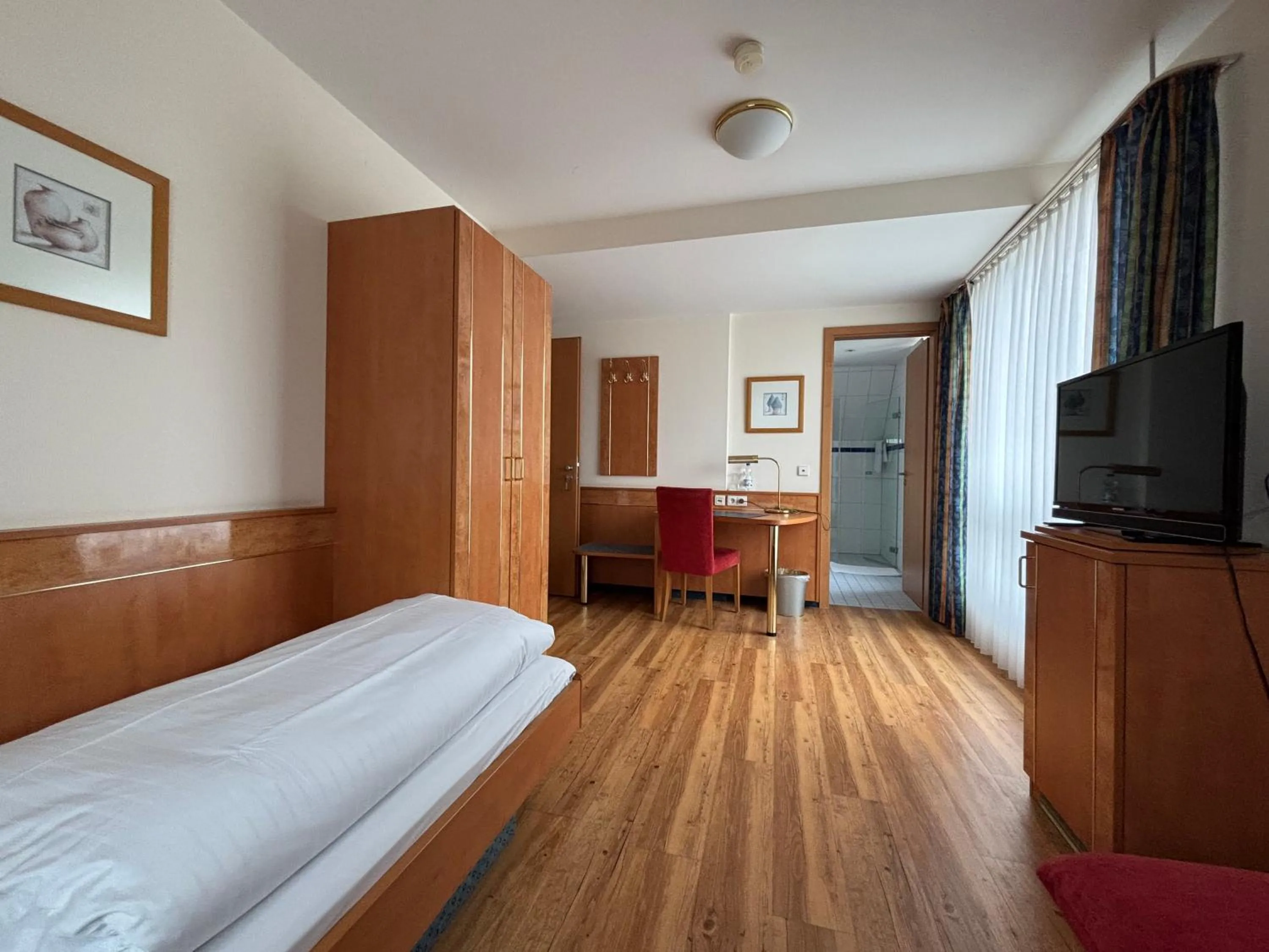 Photo of the whole room, Bed in Hotel Krone Neuenburg