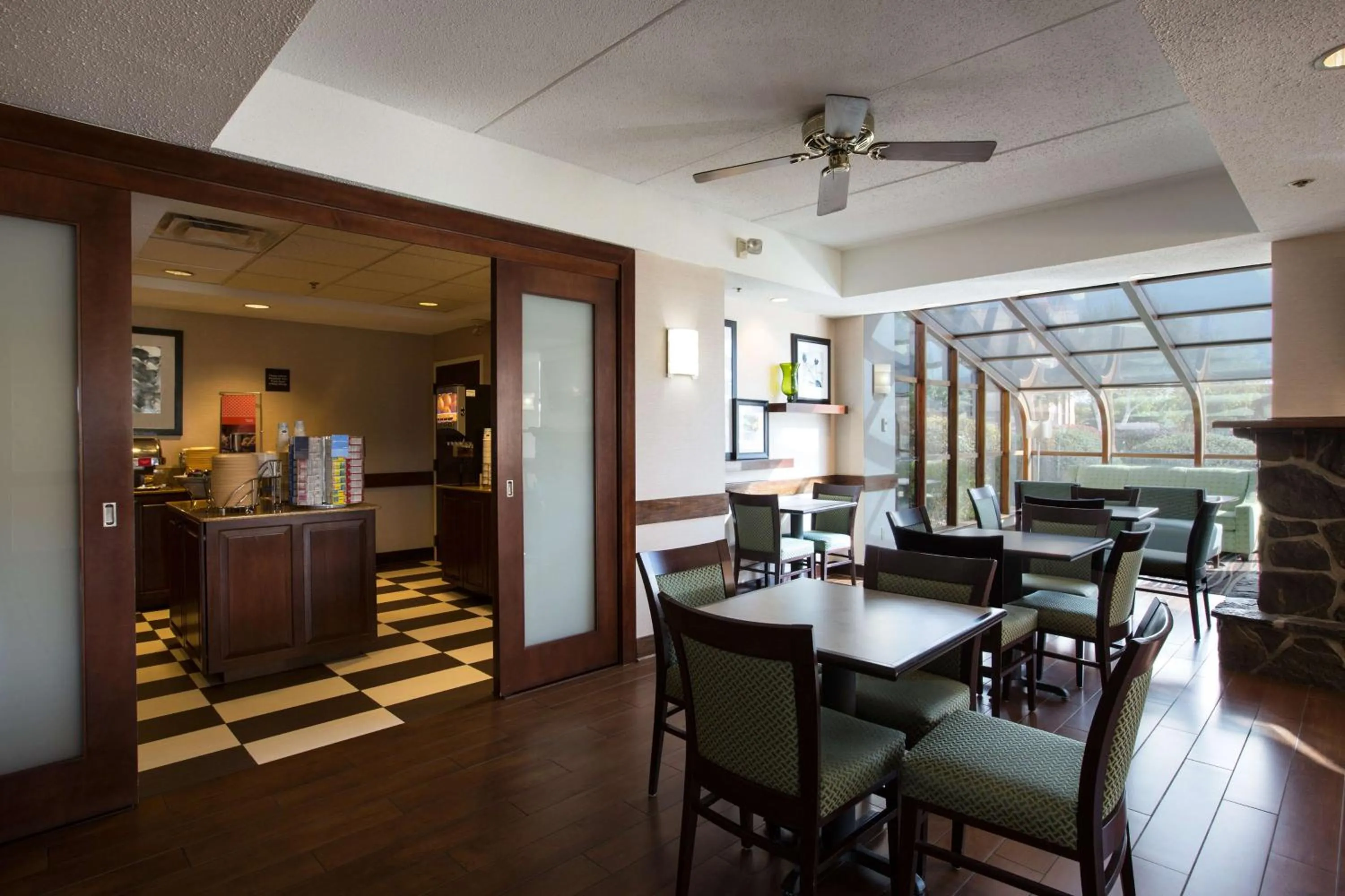 Dining area in Hampton Inn West Springfield