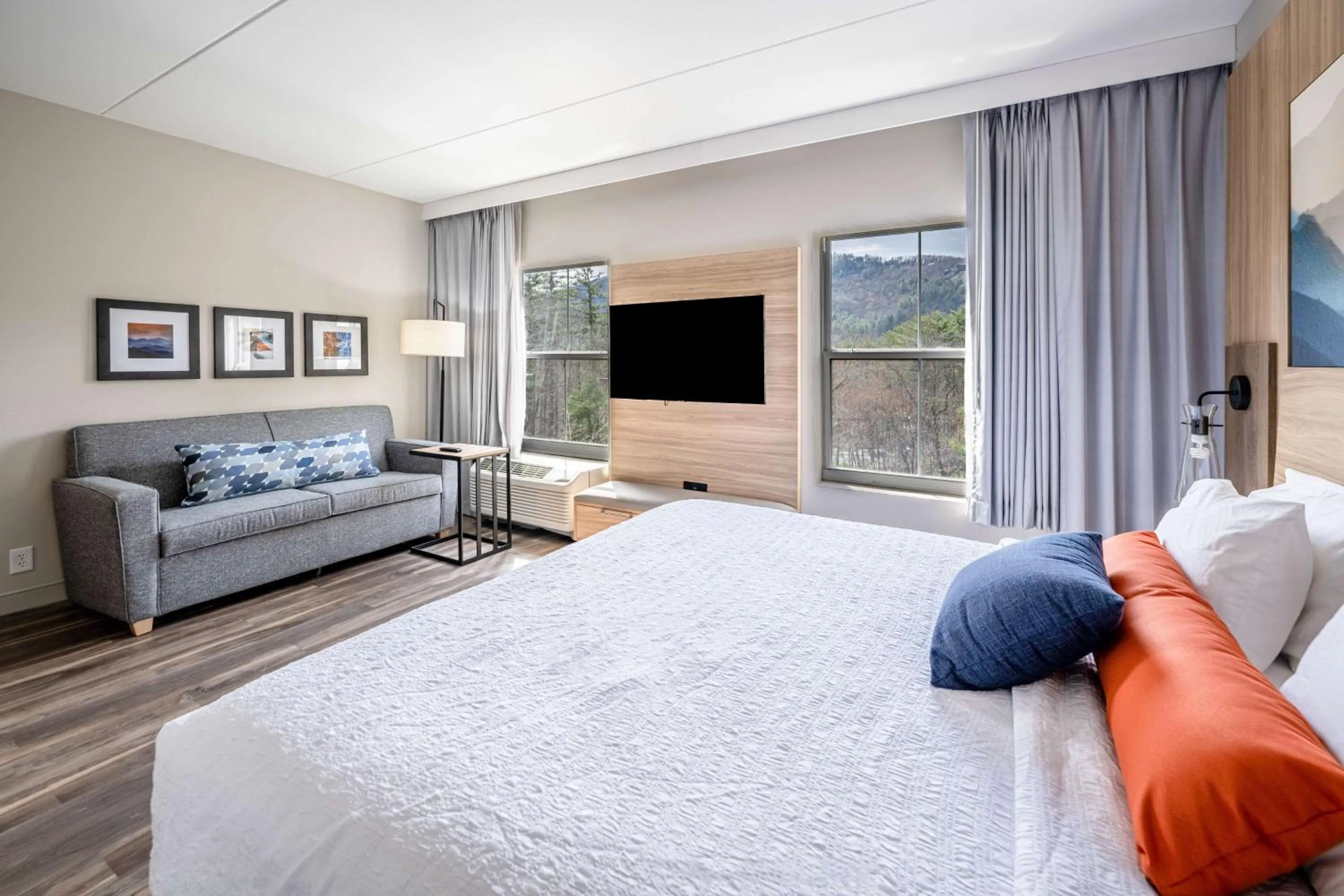 View (from property/room), Bed in Hampton Inn & Suites Cashiers - Sapphire Valley