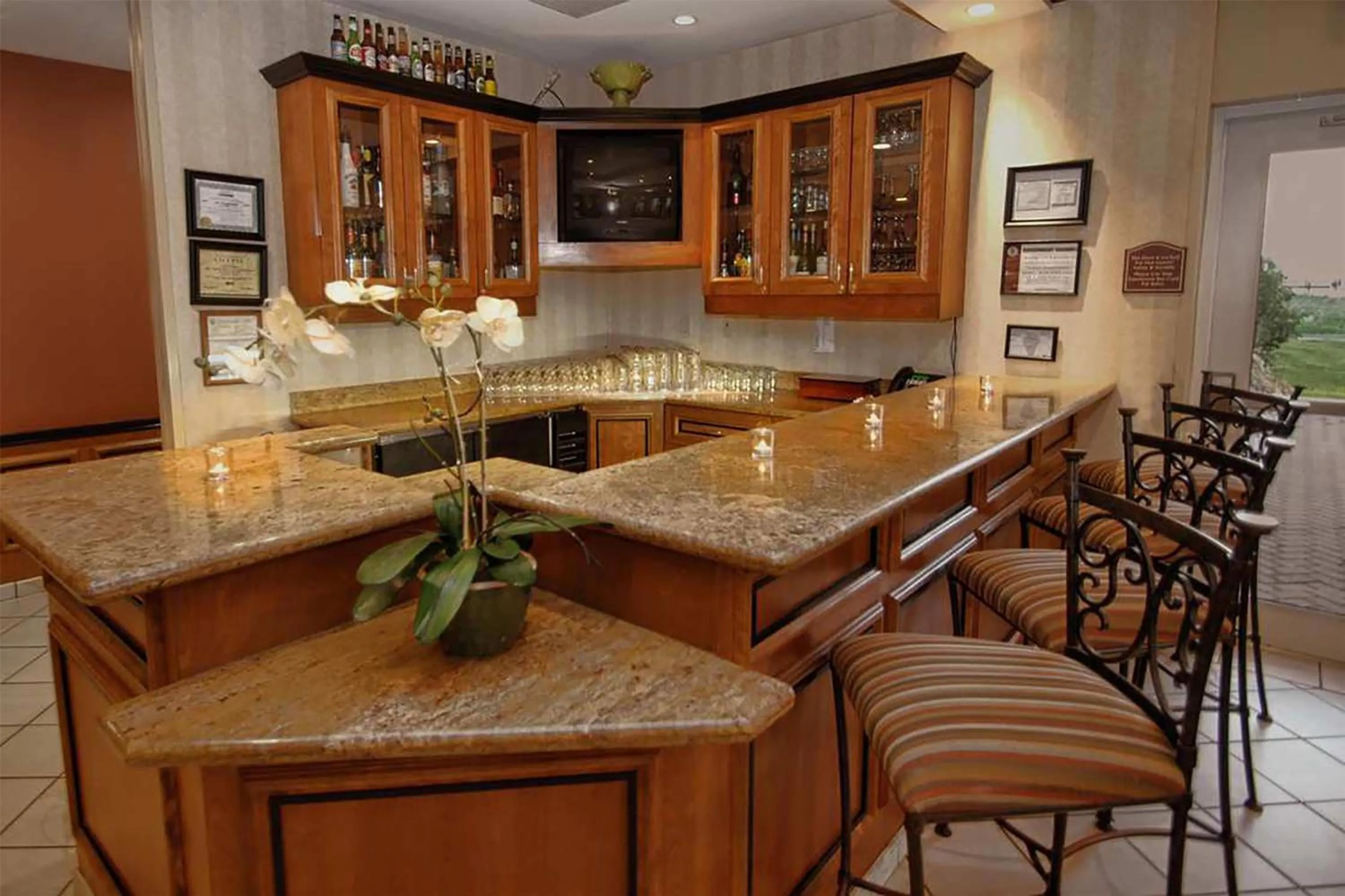 Lounge or bar in Wyndham Garden Kankakee