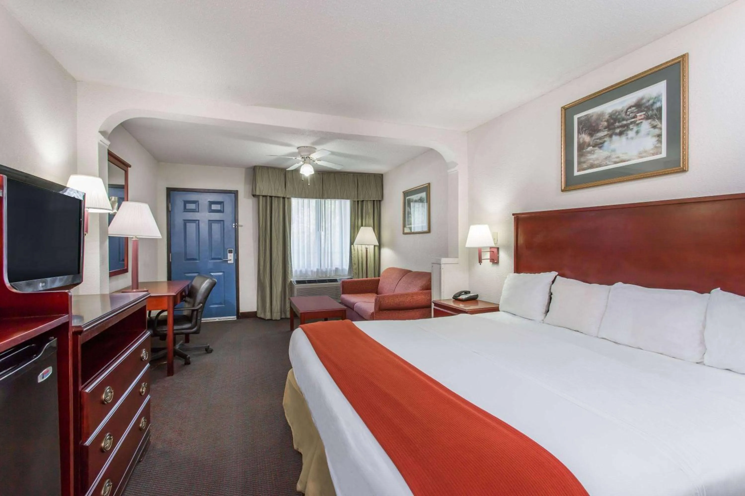 Photo of the whole room, Bed in Baymont Inn & Suites