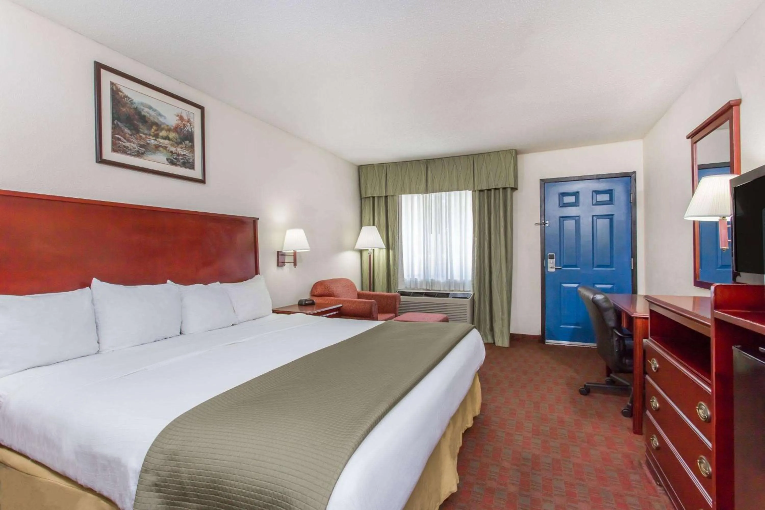 Photo of the whole room, Bed in Baymont Inn & Suites