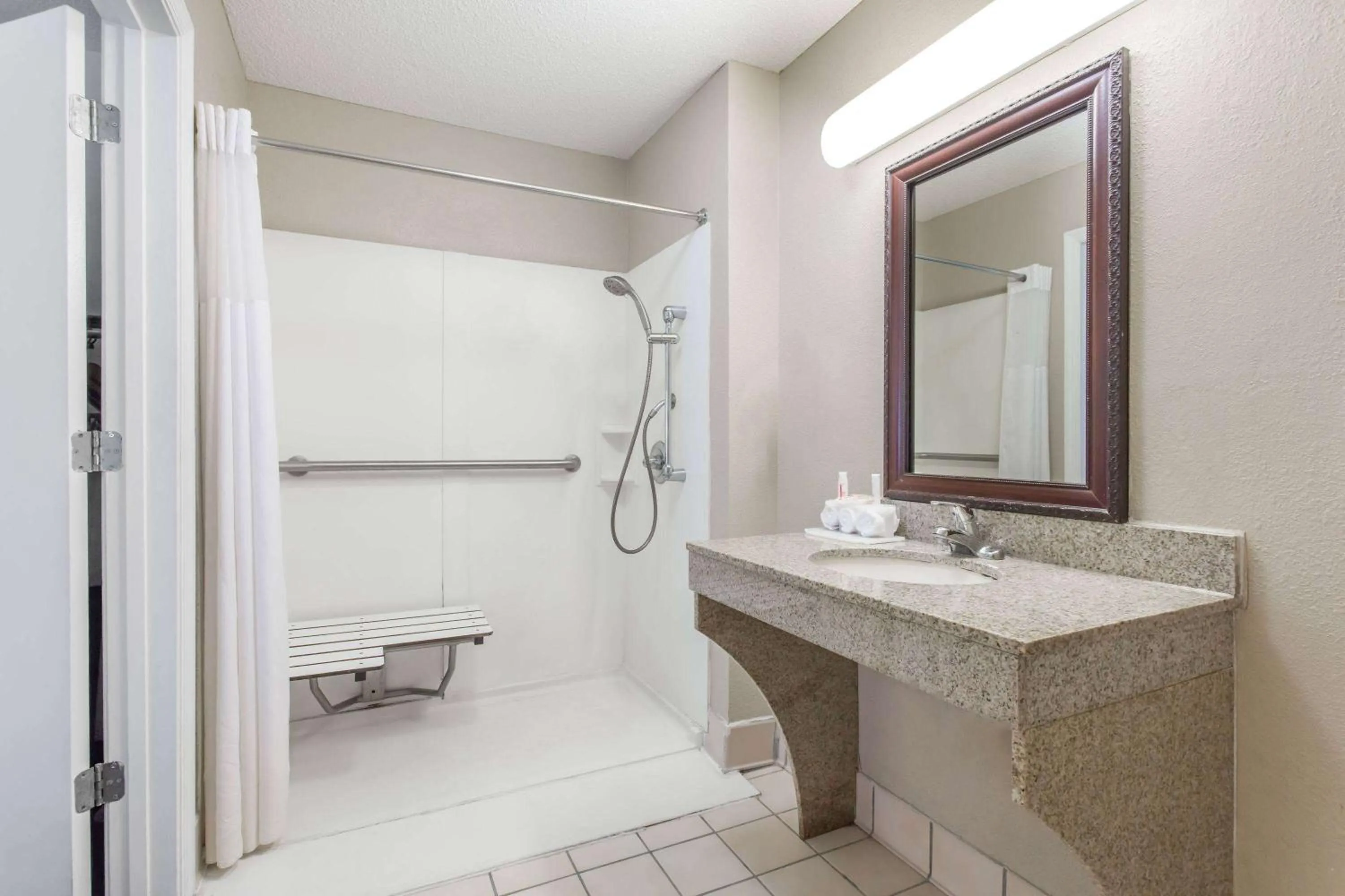 Shower in Baymont Inn & Suites