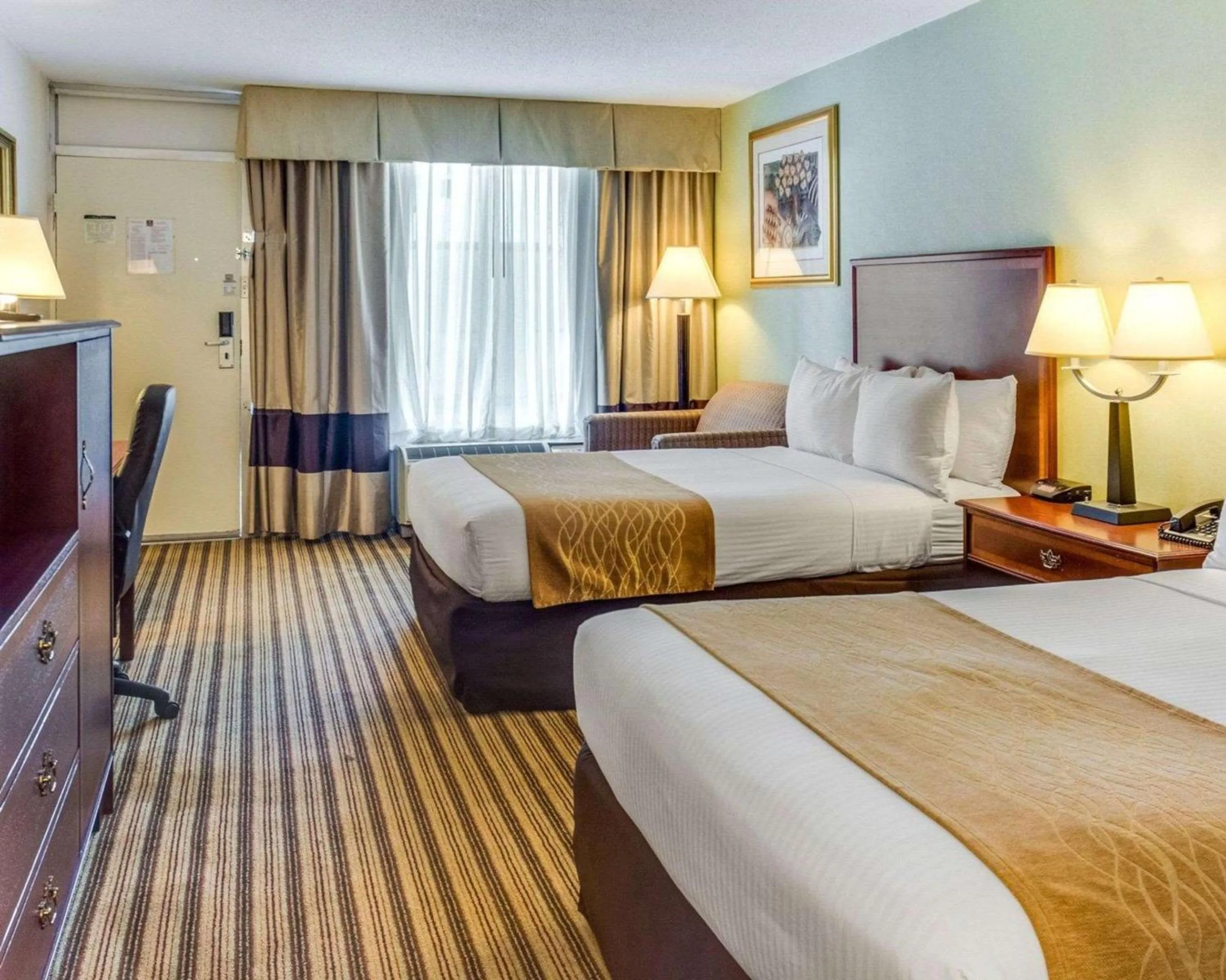 Photo of the whole room, Bed in Clarion Inn Fredericksburg North