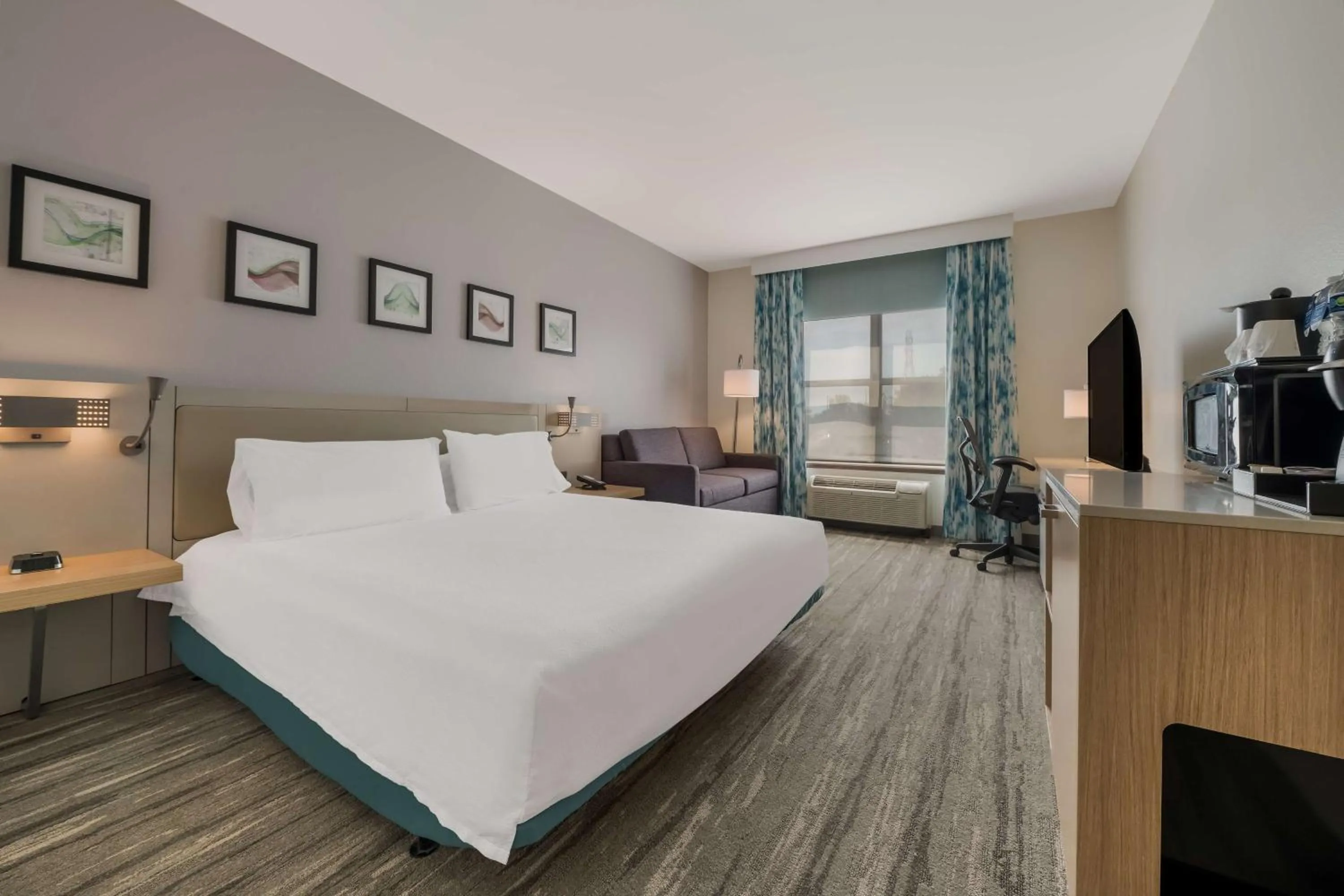 Living room, Bed in Hilton Garden Inn Rockford