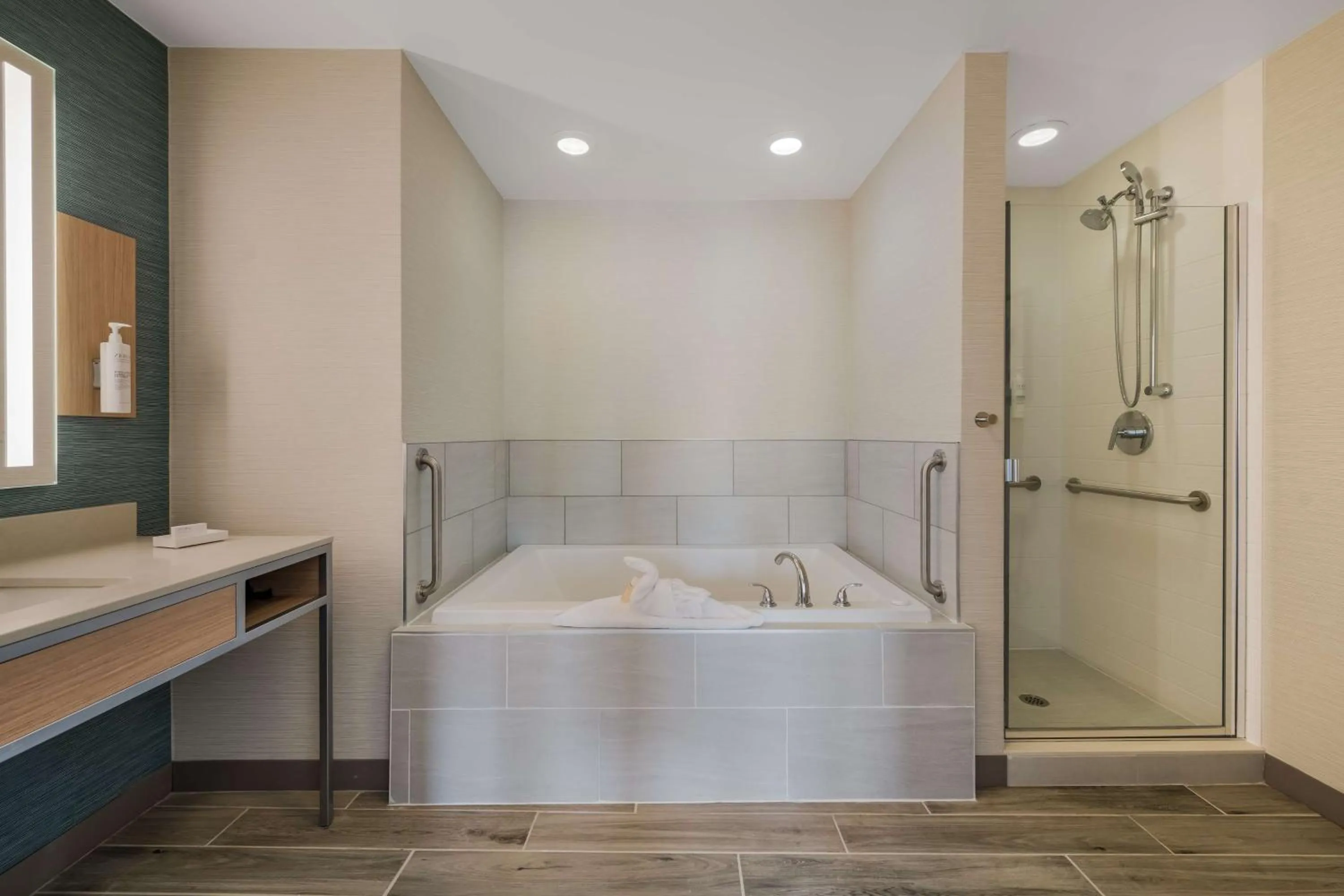 Bathroom, Bed in Hilton Garden Inn Rockford