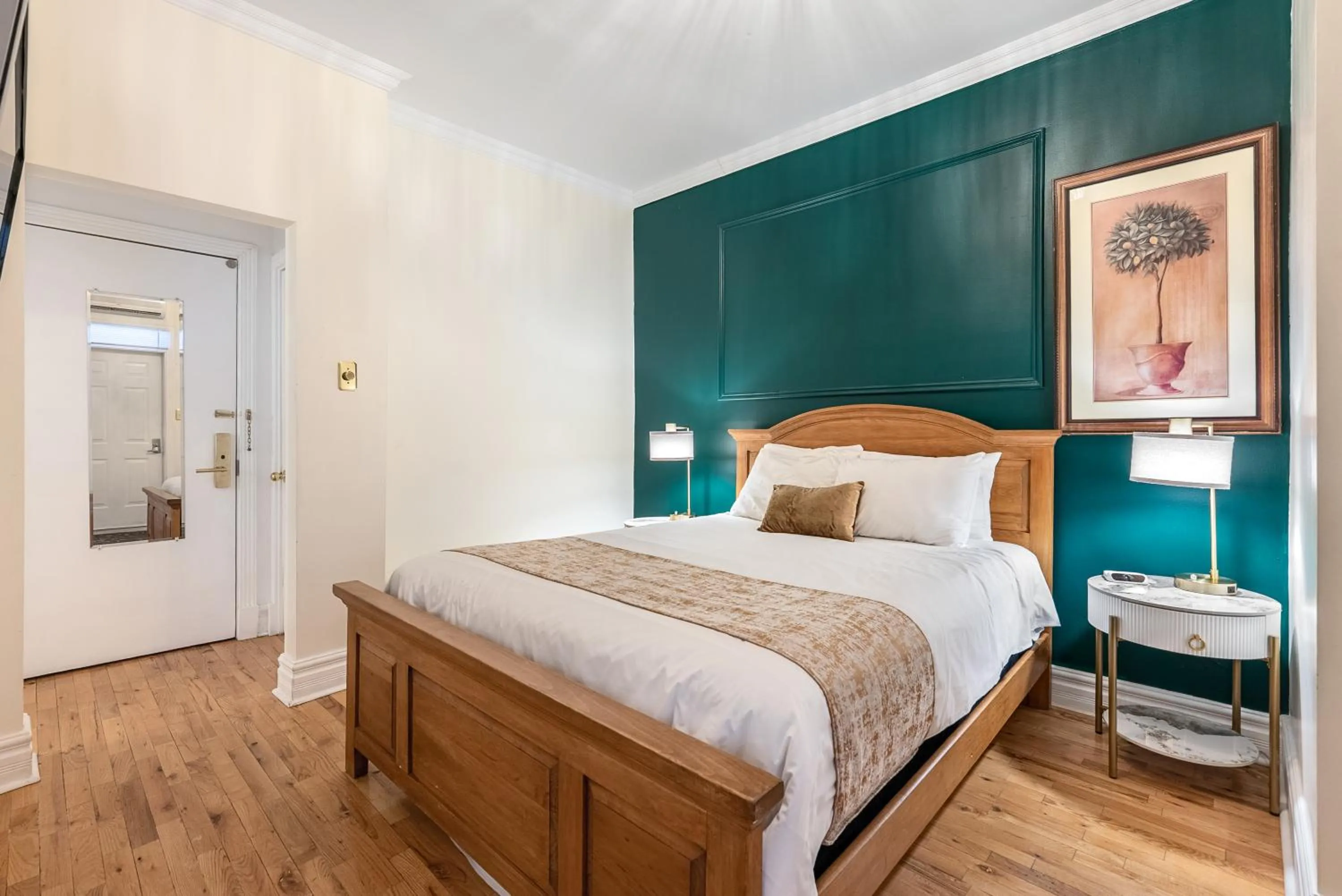 Bedroom, Bed in Hotel Charles-Alexandre - Par Aneyro