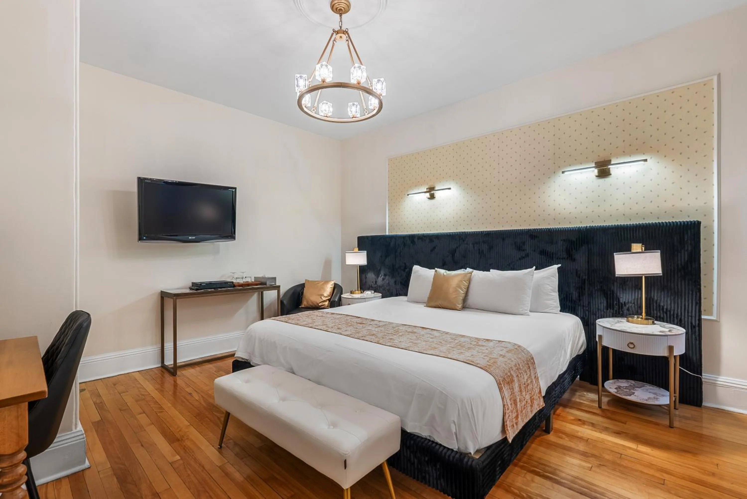 Bedroom, Bed in Hotel Charles-Alexandre - Par Aneyro