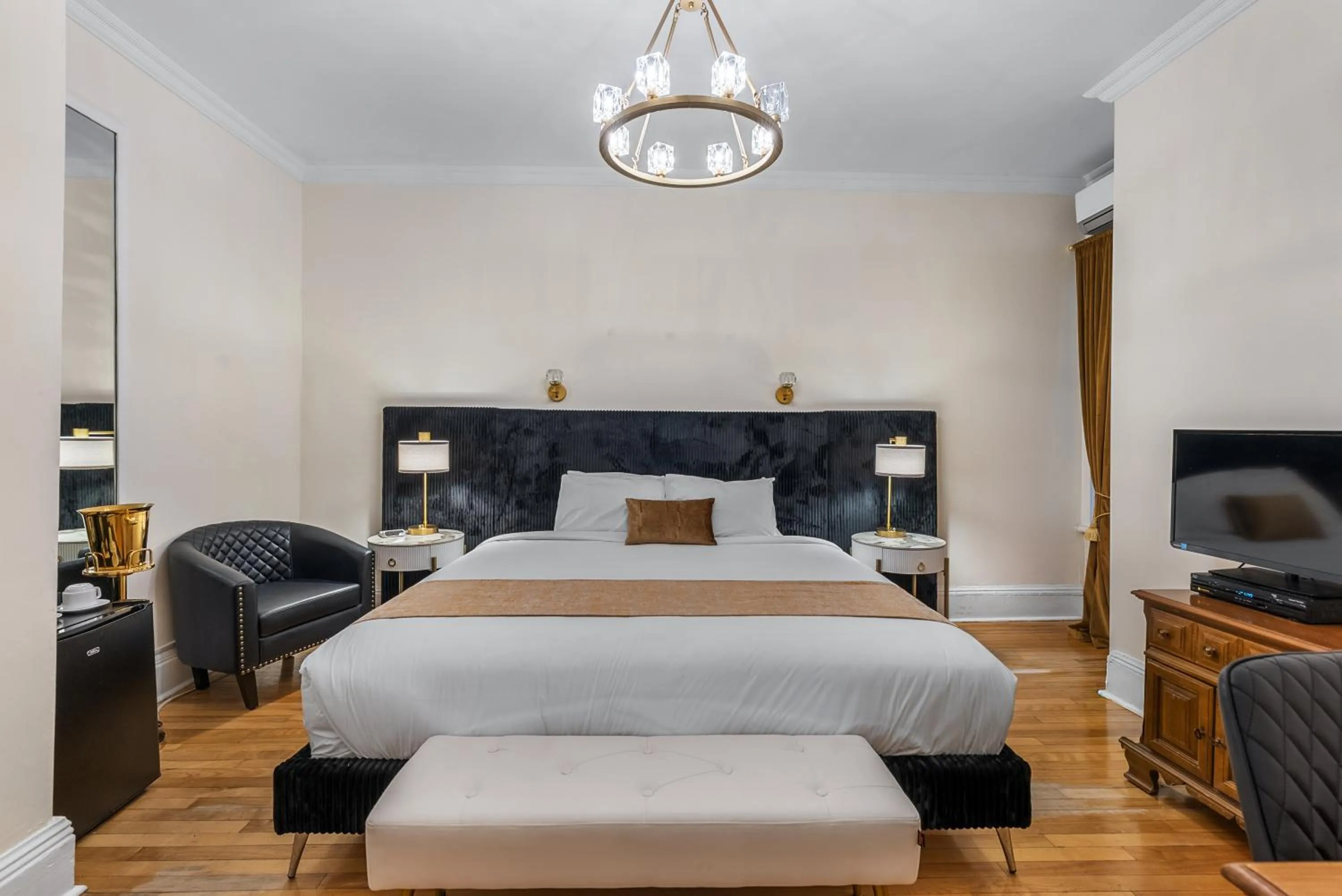 Photo of the whole room, Bed in Hotel Charles-Alexandre - Par Aneyro