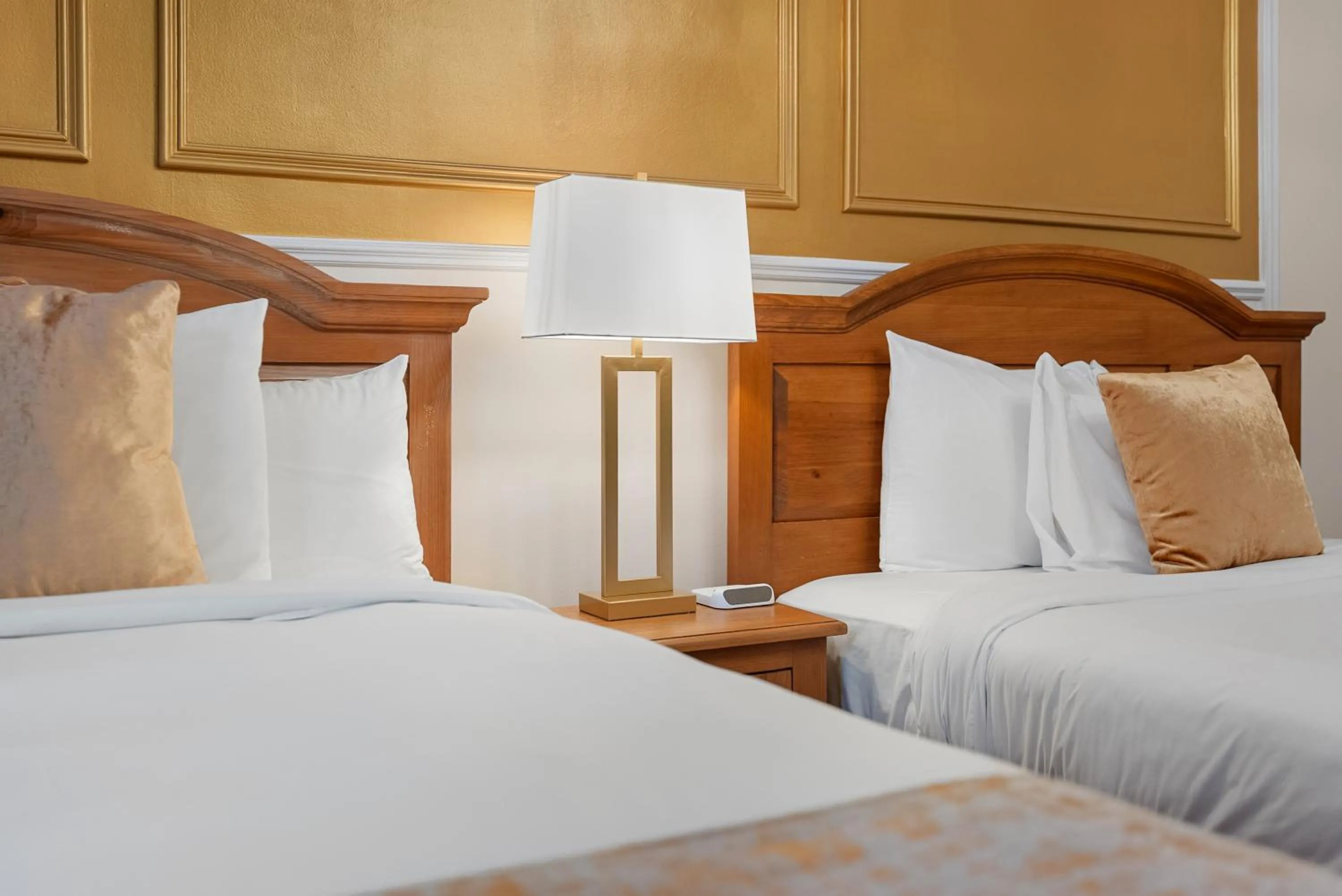 Bedroom, Bed in Hotel Charles-Alexandre - Par Aneyro