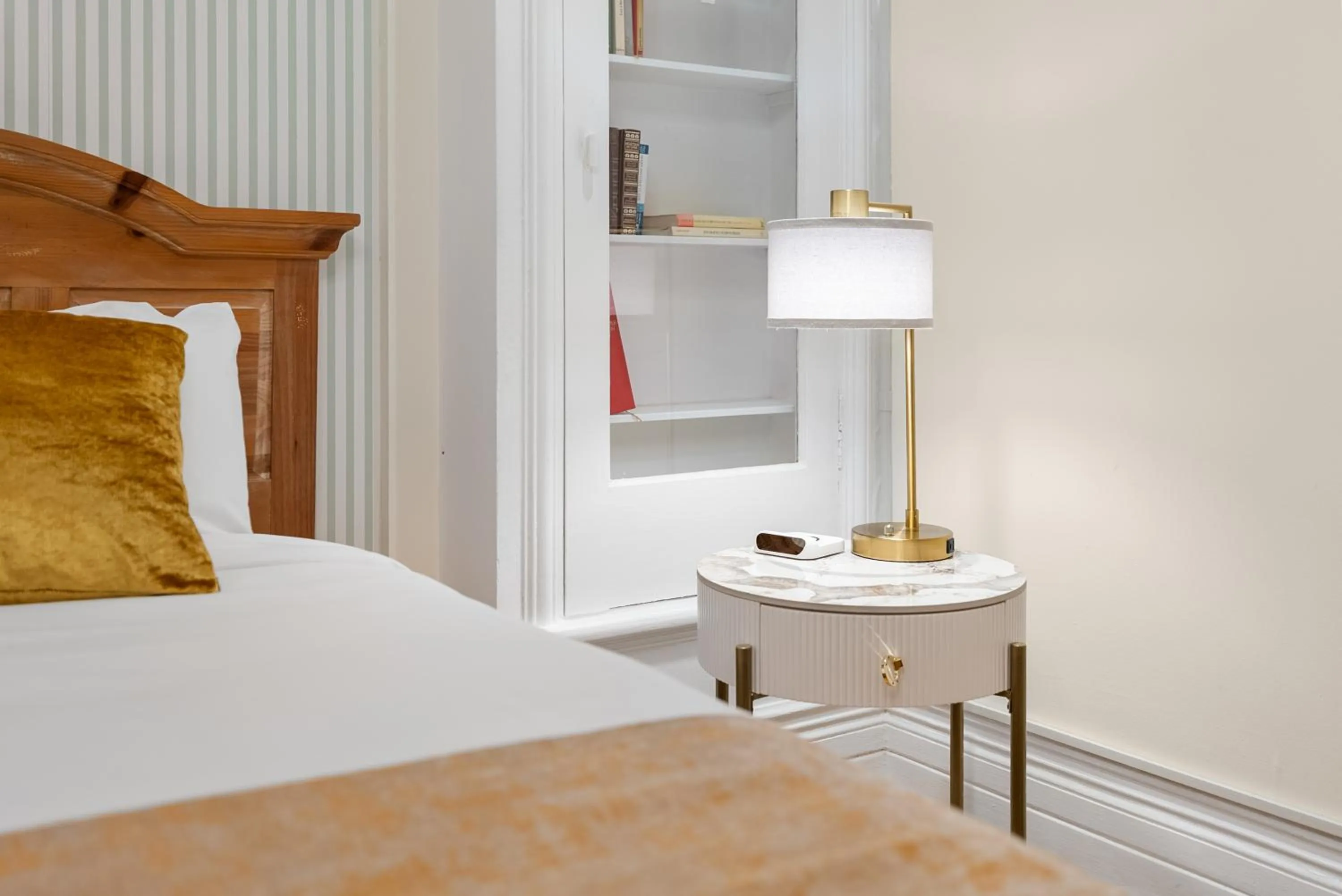 Bedroom, Bed in Hotel Charles-Alexandre - Par Aneyro