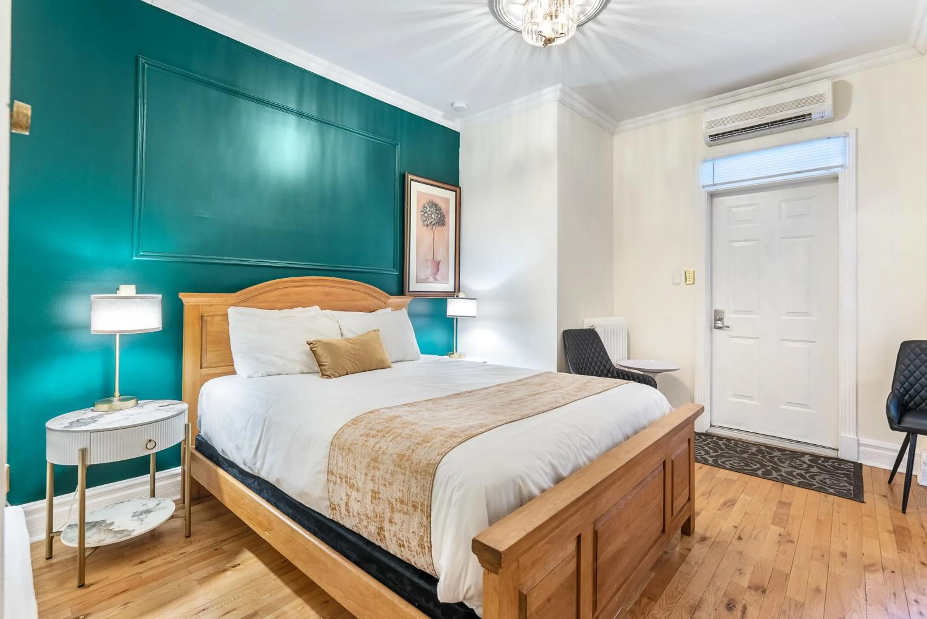 Bedroom, Bed in Hotel Charles-Alexandre - Par Aneyro