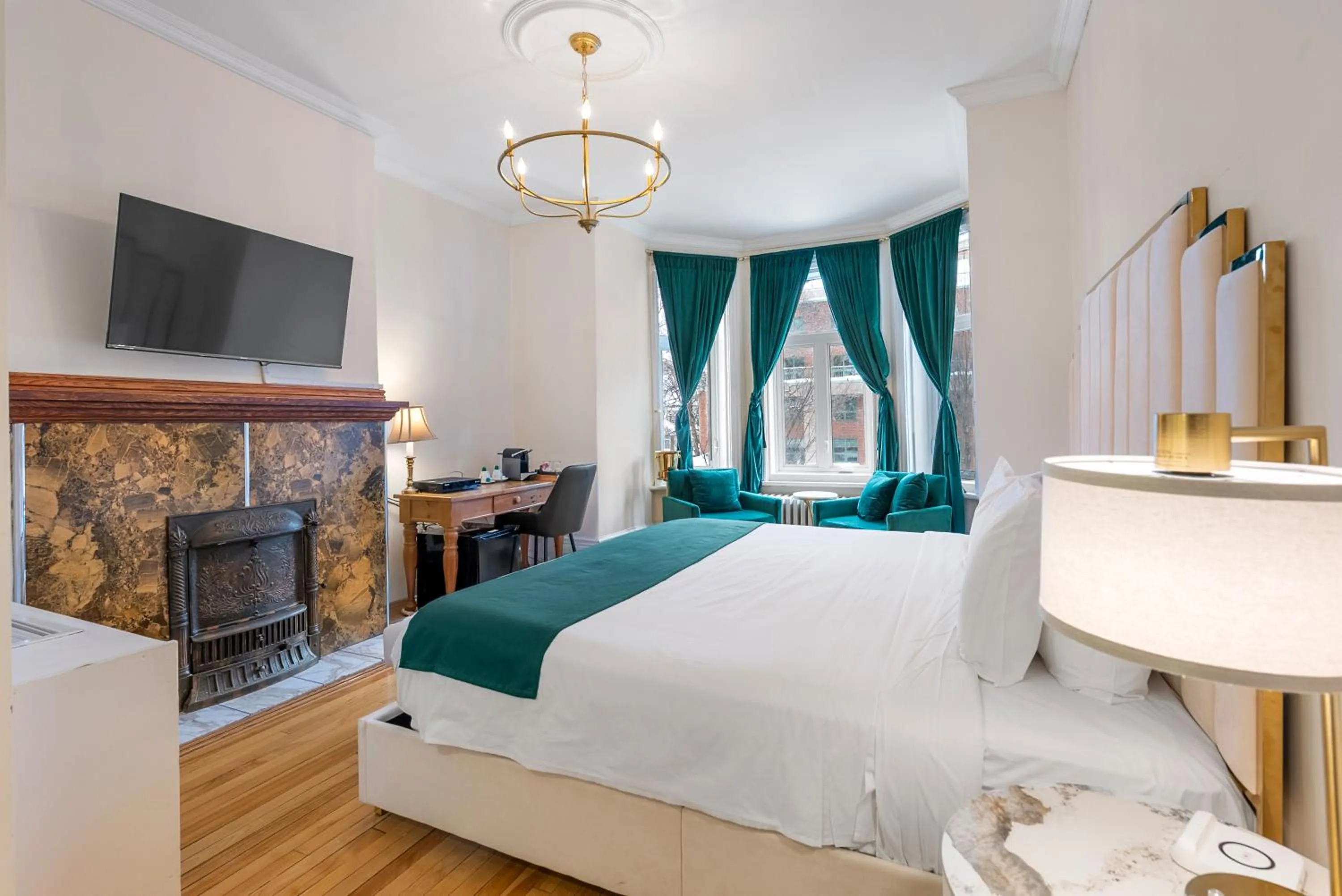 Photo of the whole room, Bed in Hotel Charles-Alexandre - Par Aneyro