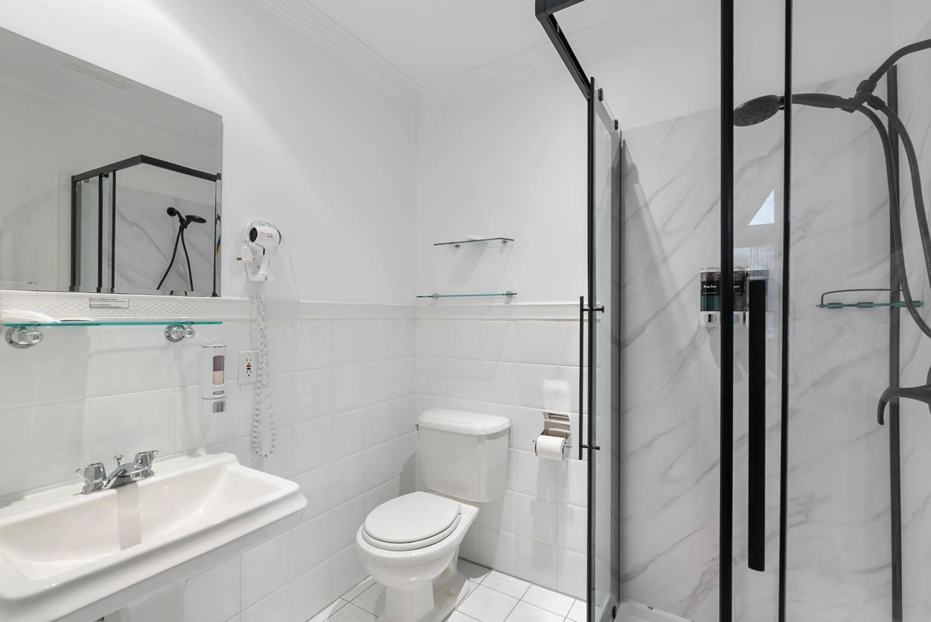 Shower in Hotel Charles-Alexandre - Par Aneyro