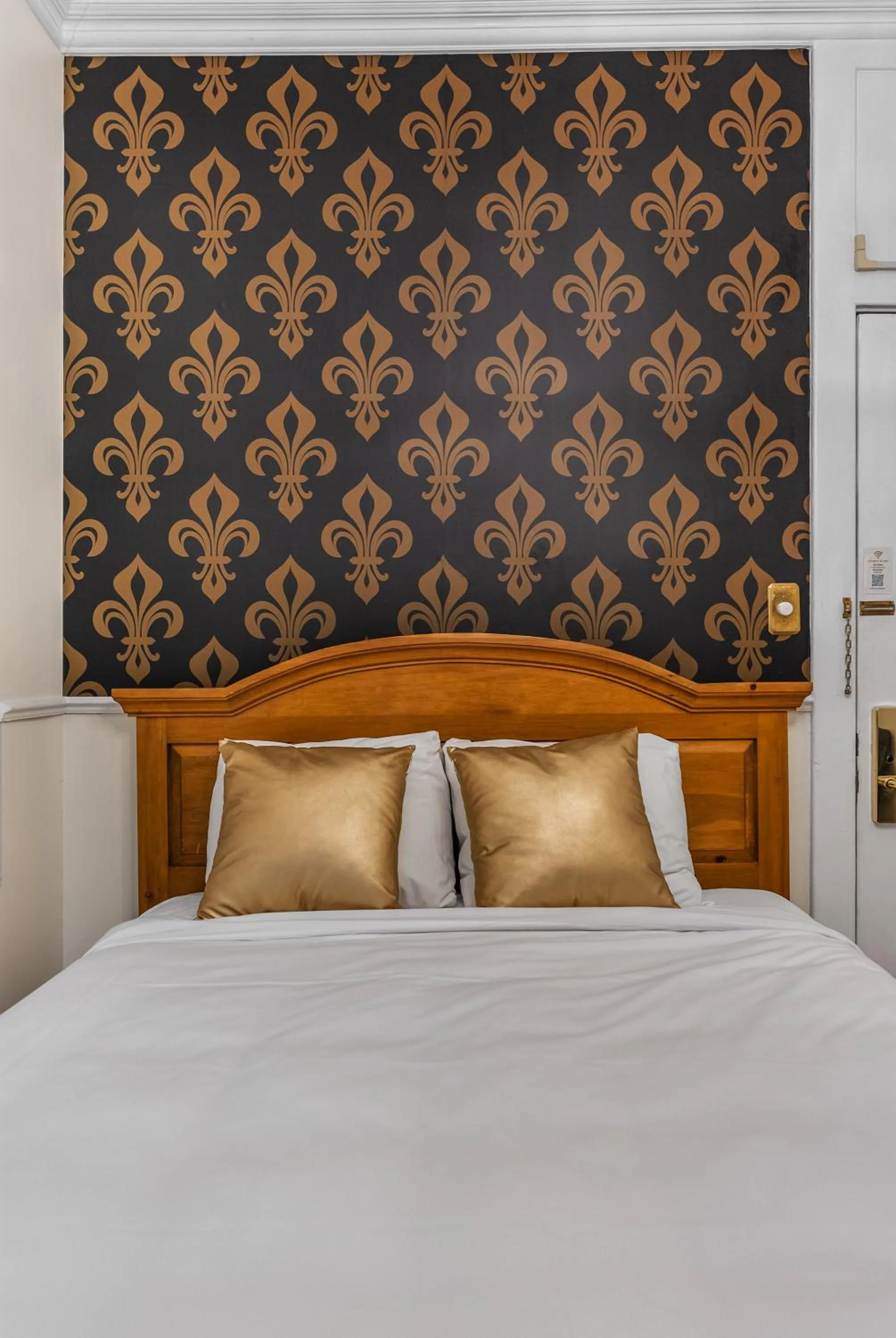 Bedroom, Bed in Hotel Charles-Alexandre - Par Aneyro