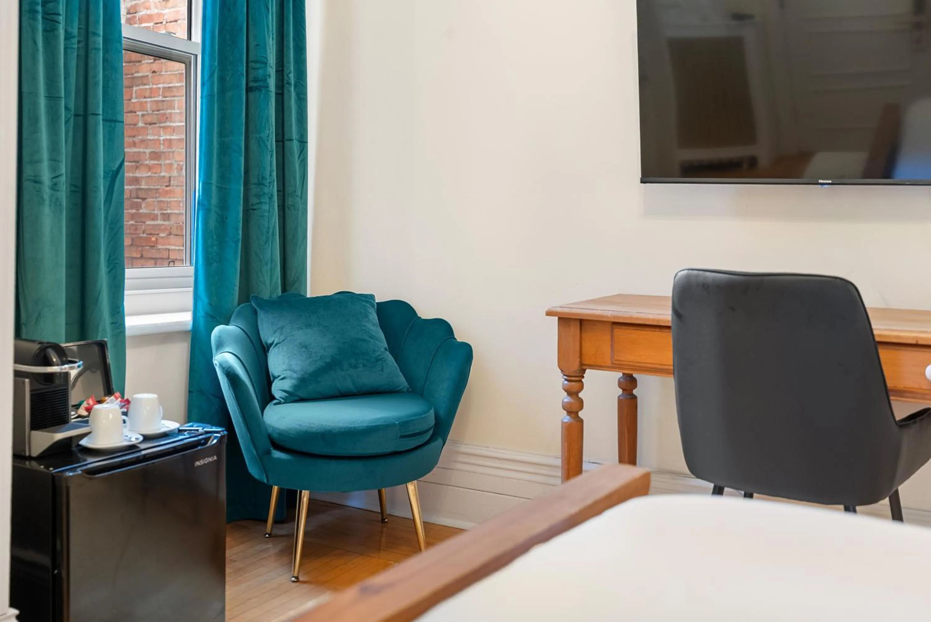 Bedroom, Bed in Hotel Charles-Alexandre - Par Aneyro