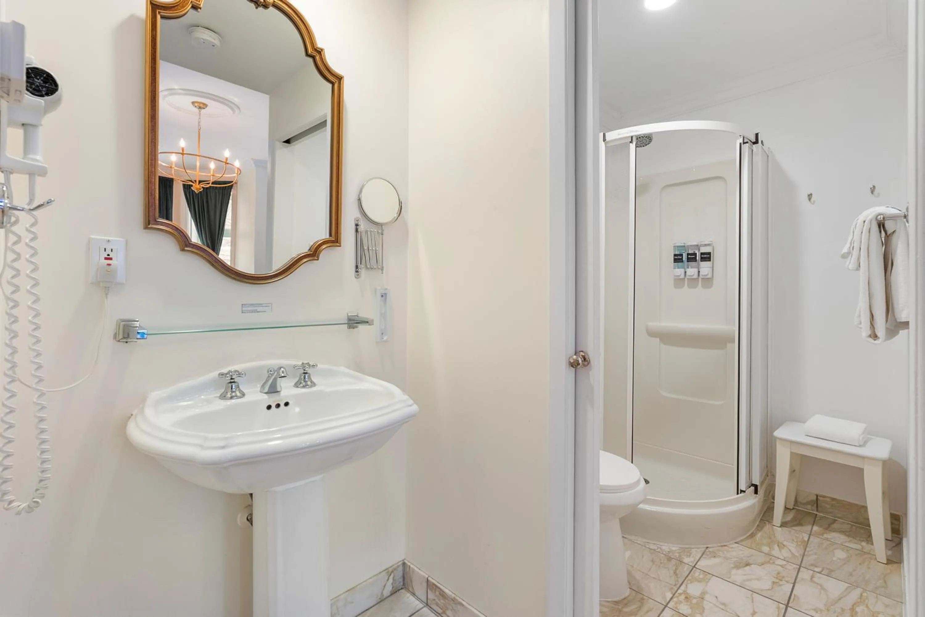 Shower in Hotel Charles-Alexandre - Par Aneyro