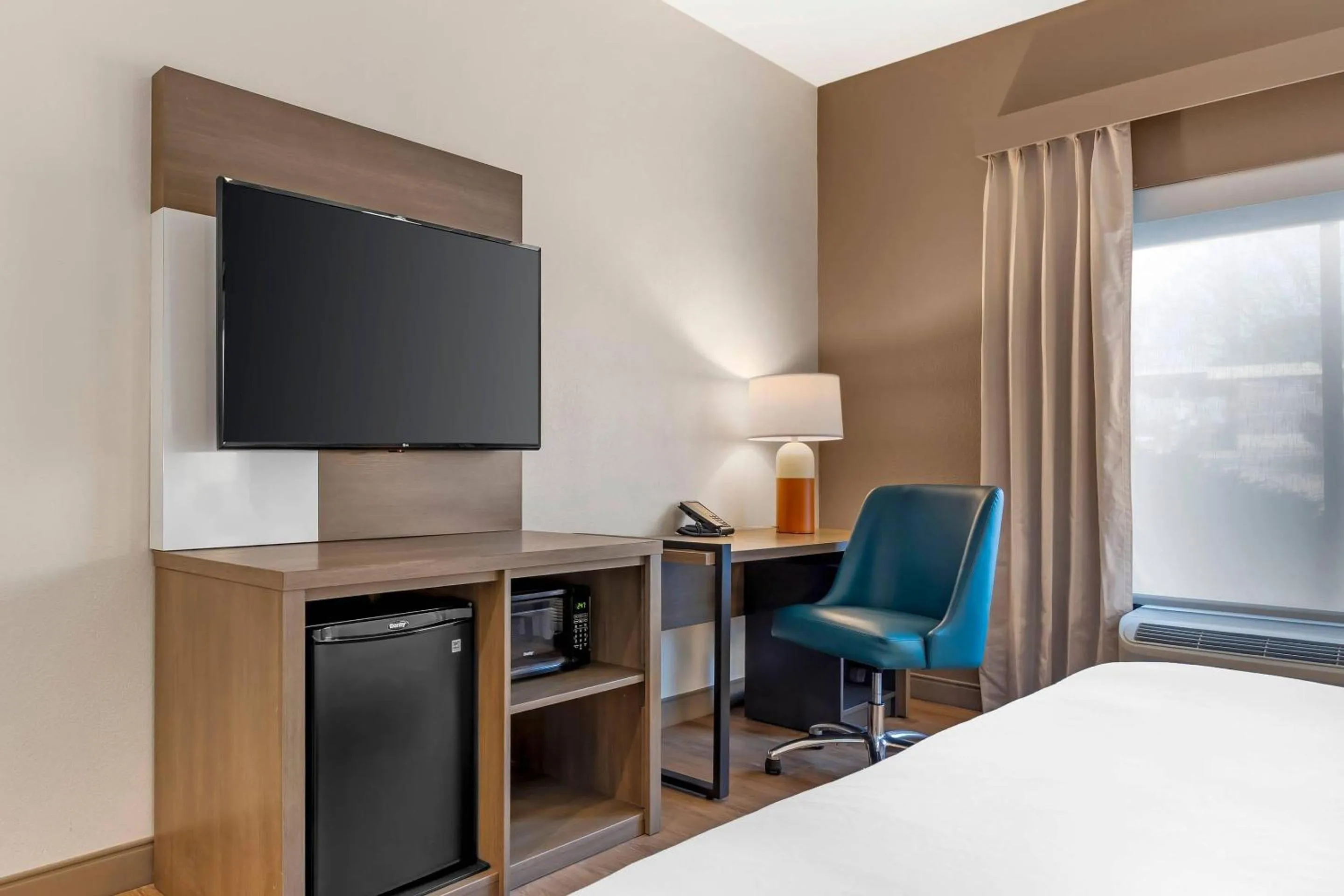 Bedroom, Bed in Comfort Inn Sullivan