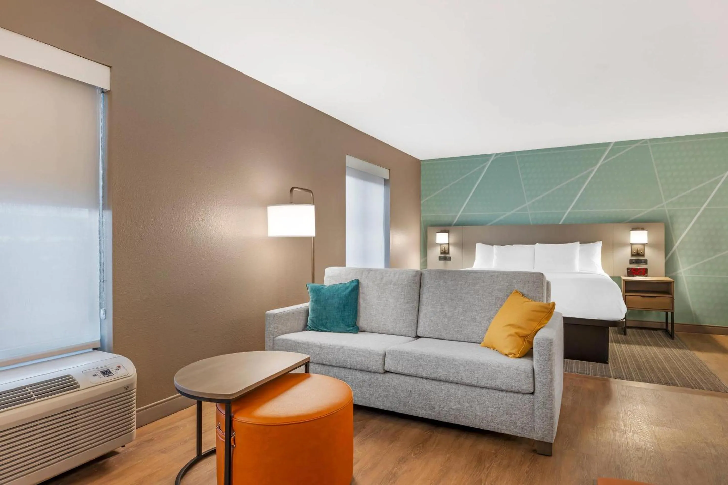 Seating area, Bed in Comfort Inn Sullivan