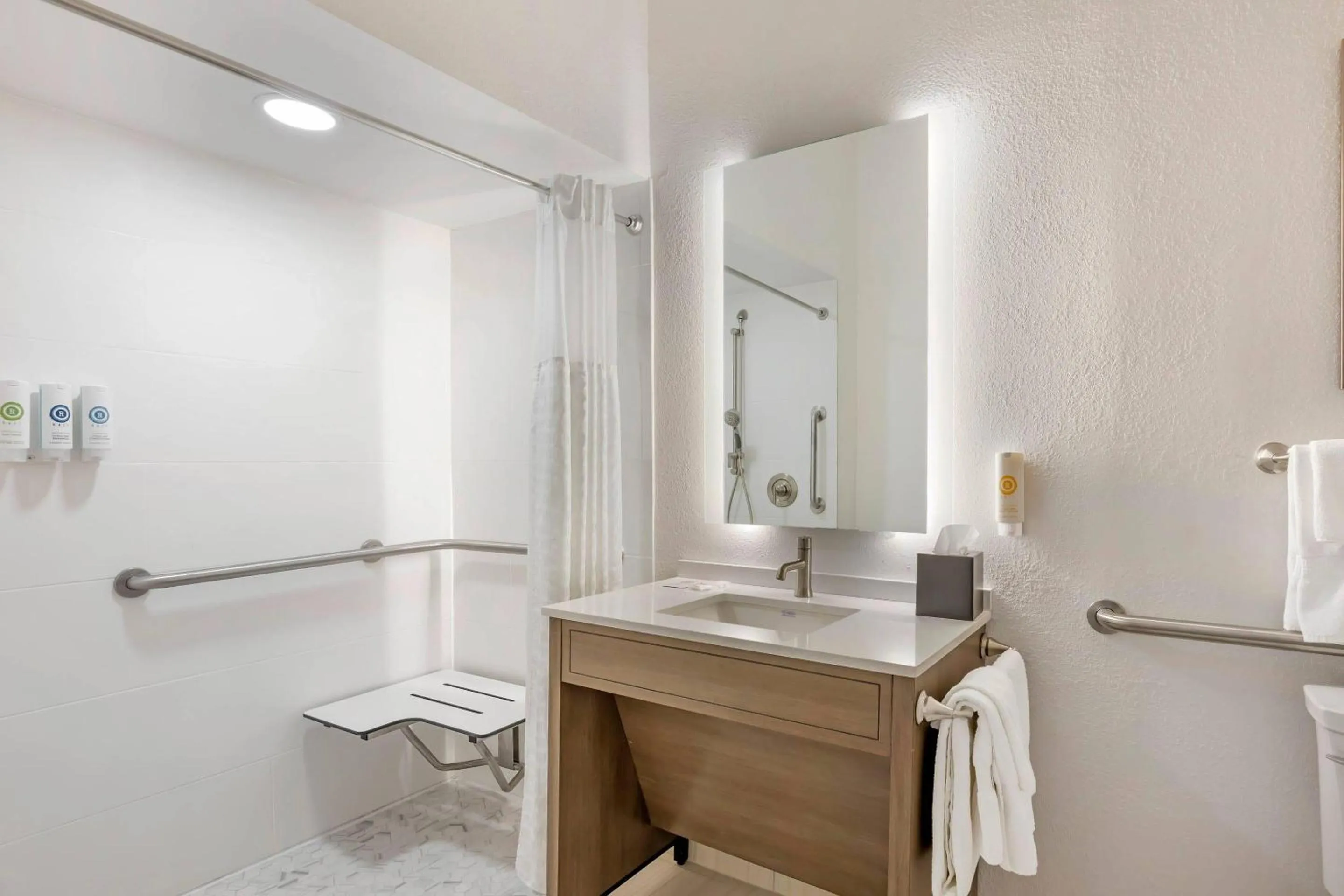 Bathroom in Comfort Inn Sullivan