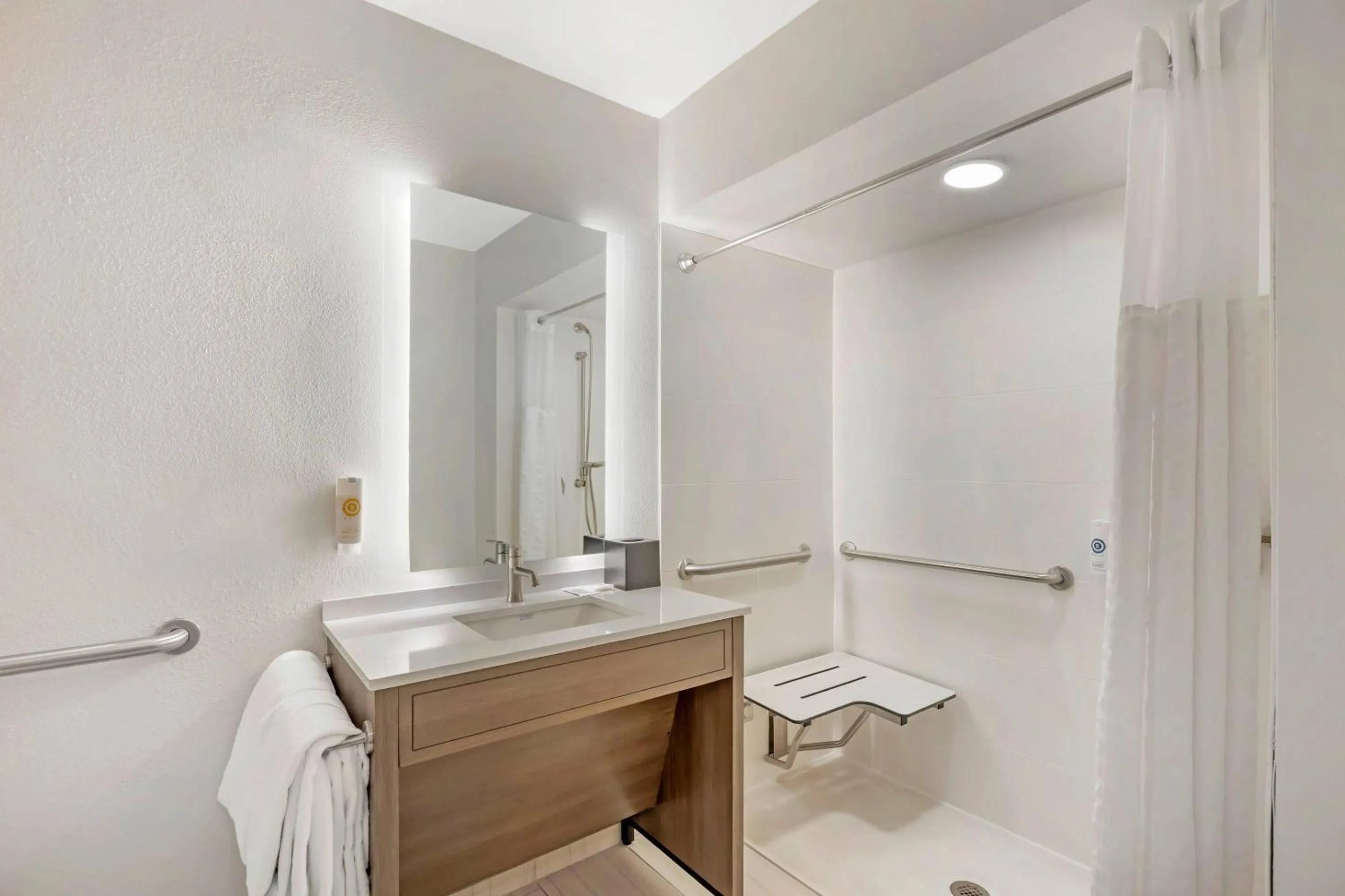 Bedroom in Comfort Inn Sullivan