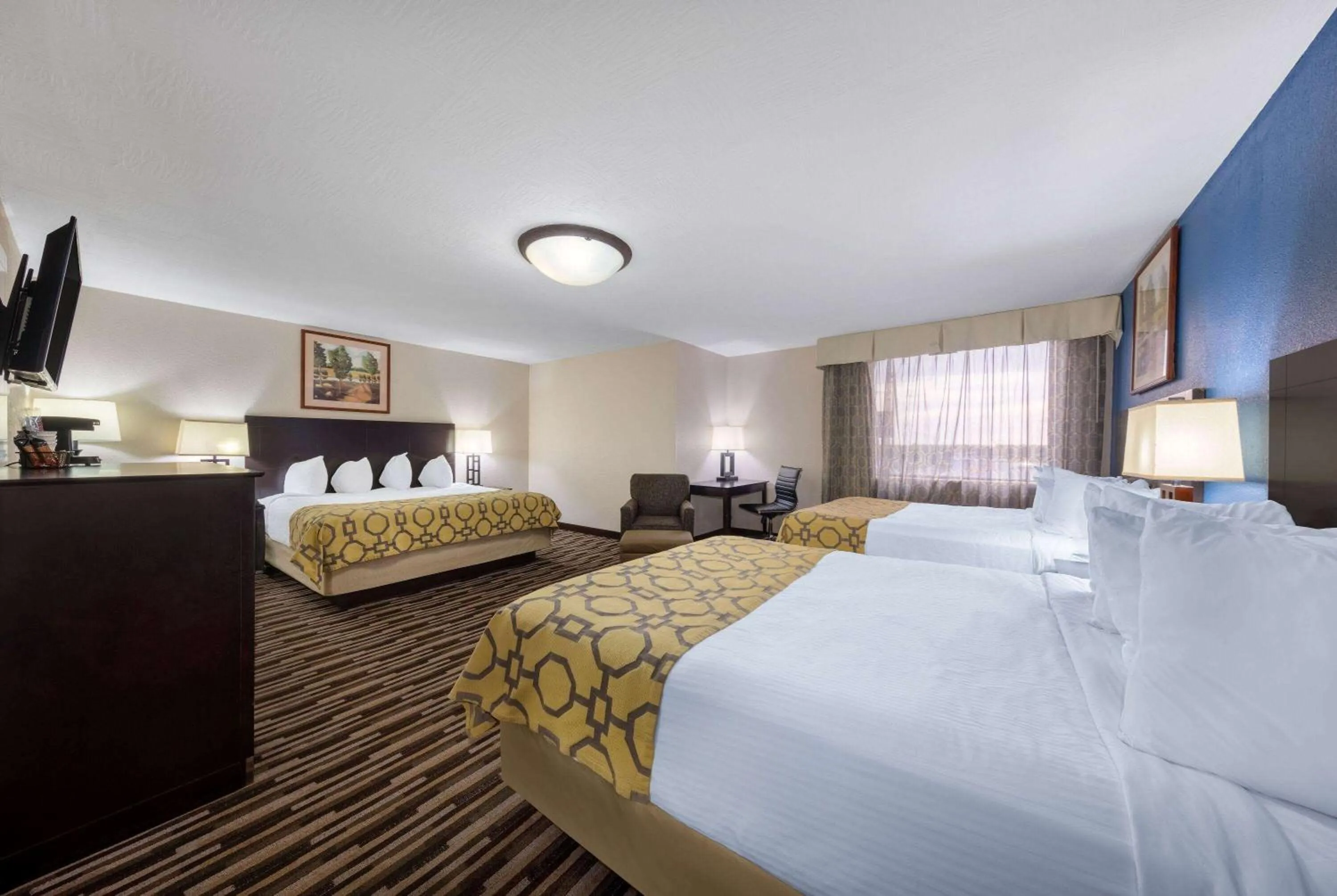 Photo of the whole room, Bed in Baymont by Wyndham Springfield South Hwy 65