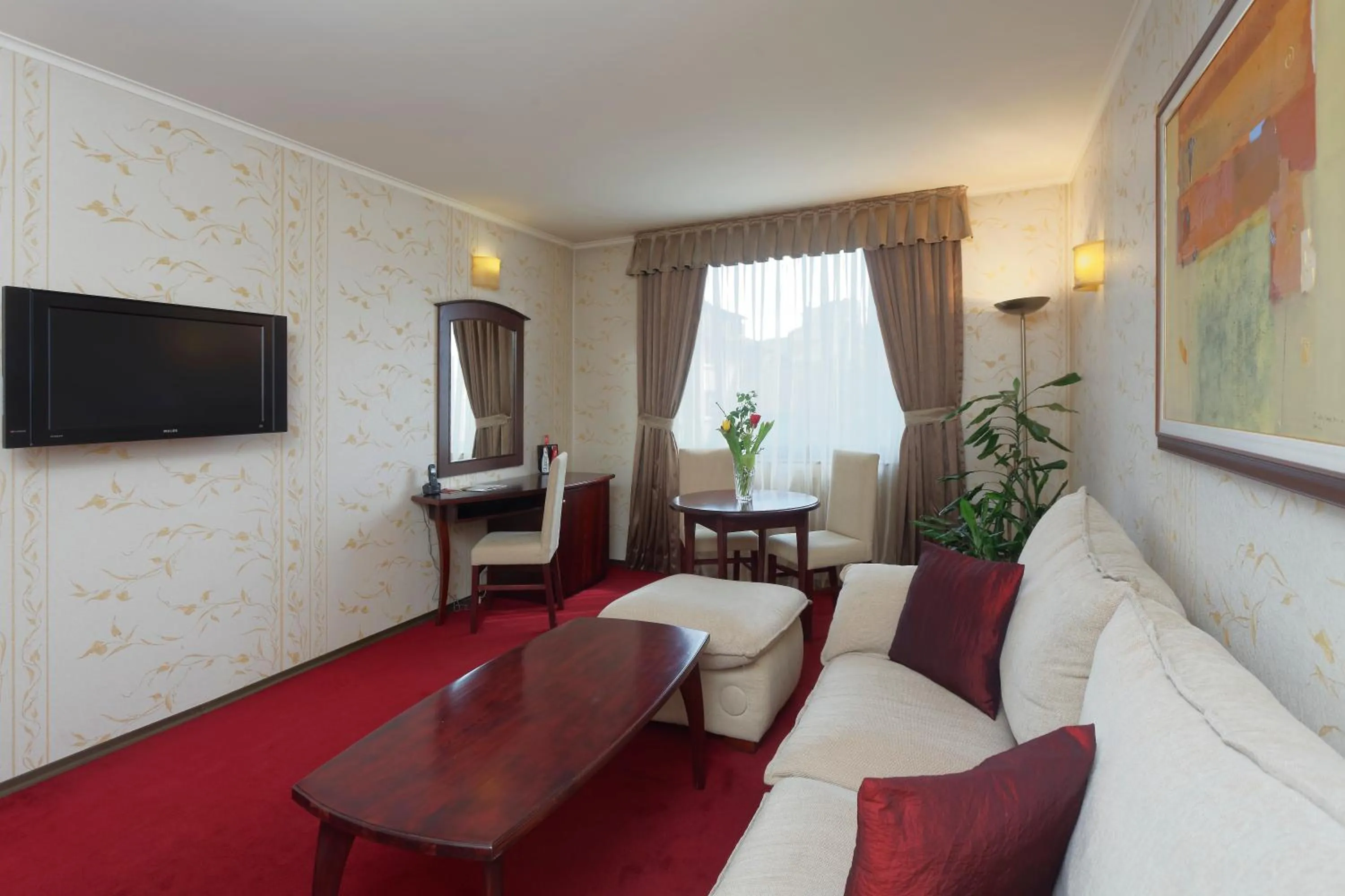 Photo of the whole room in Capitol Hotel